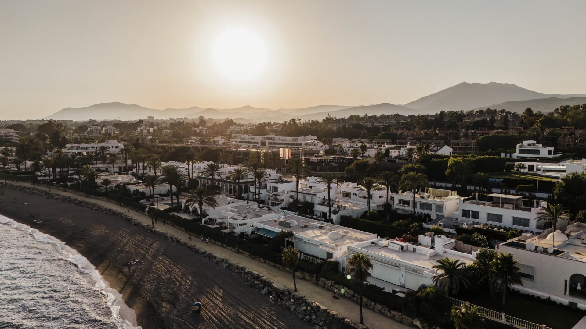 Timeless Beachfront Elegance on Marbella’s Golden Mile Built Size: 314 m² (194 m² interior + 120 m² terraces) Location: