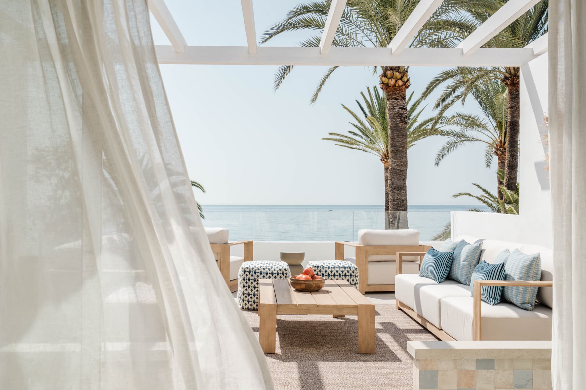 Timeless Beachfront Elegance on Marbella’s Golden Mile Built Size: 314 m² (194 m² interior + 120 m² terraces) Location: