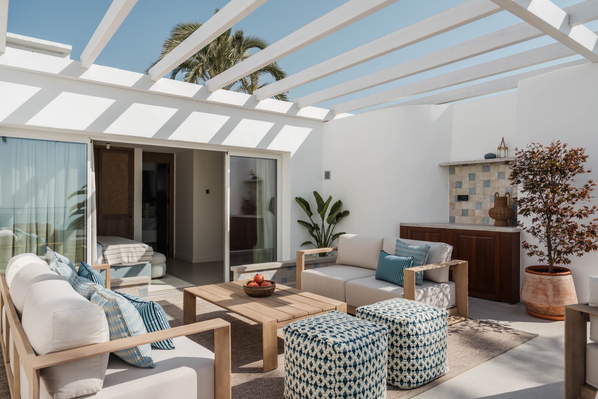 Timeless Beachfront Elegance on Marbella’s Golden Mile Built Size: 314 m² (194 m² interior + 120 m² terraces) Location: