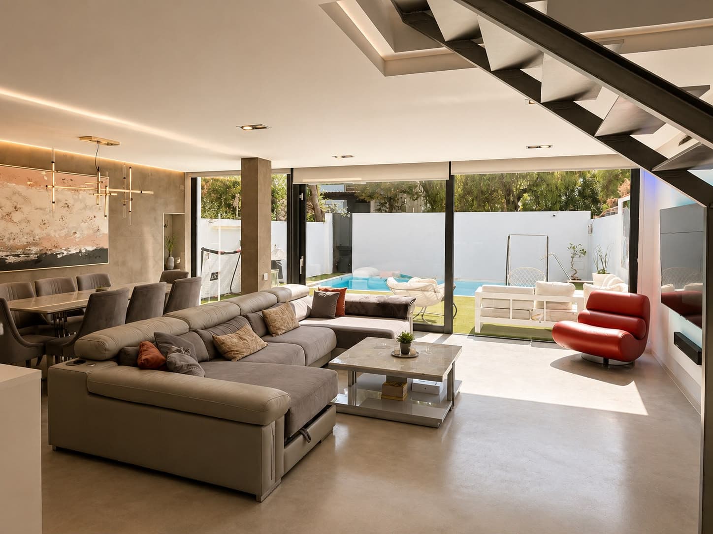 ELEGANT SEMI-DETACHED VILLA WITH PRIVATE POOL NEAR PUERTO BANÚS A newly renovated, contemporary semi-detached villa loca