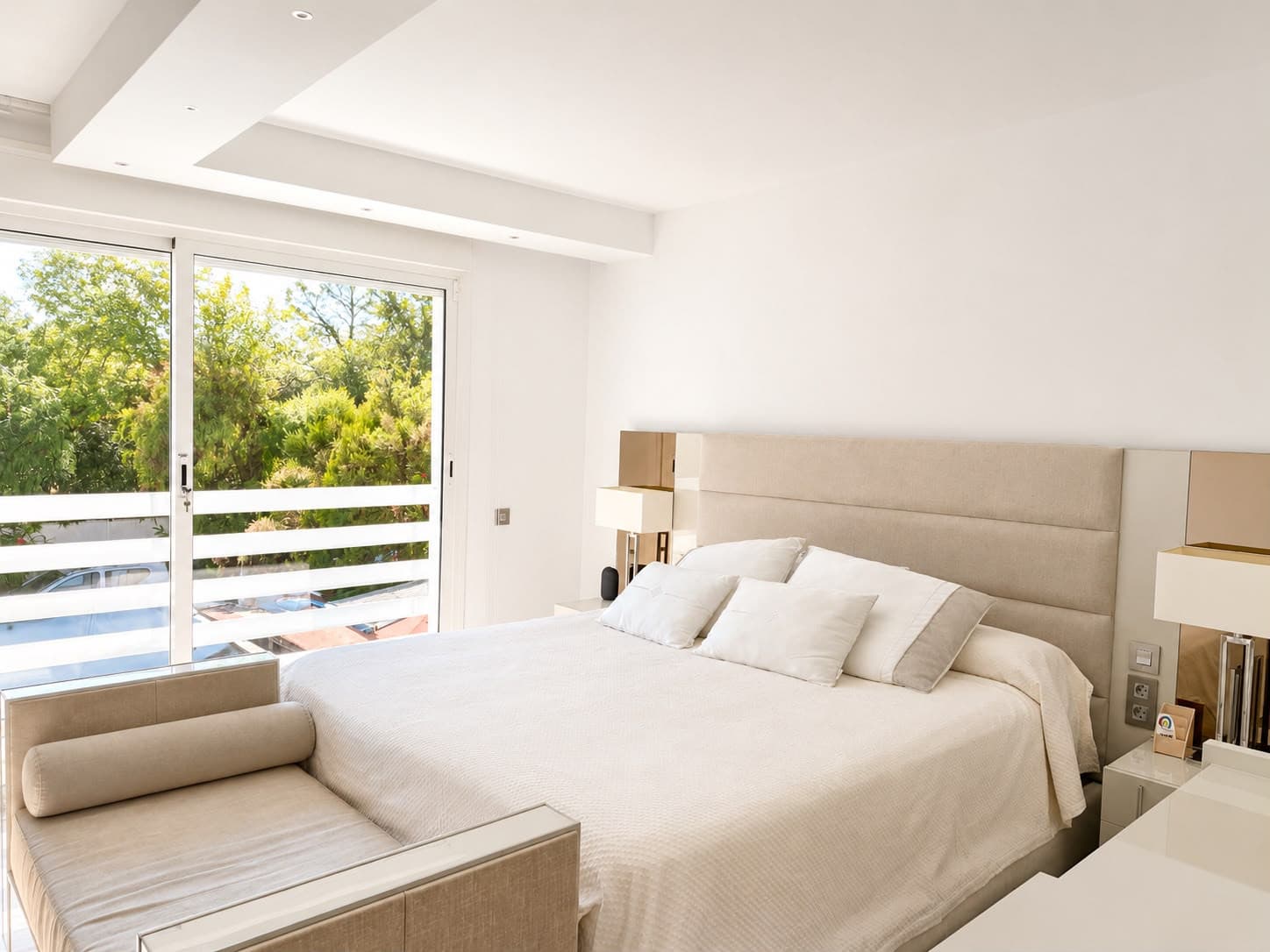 ELEGANT SEMI-DETACHED VILLA WITH PRIVATE POOL NEAR PUERTO BANÚS A newly renovated, contemporary semi-detached villa loca