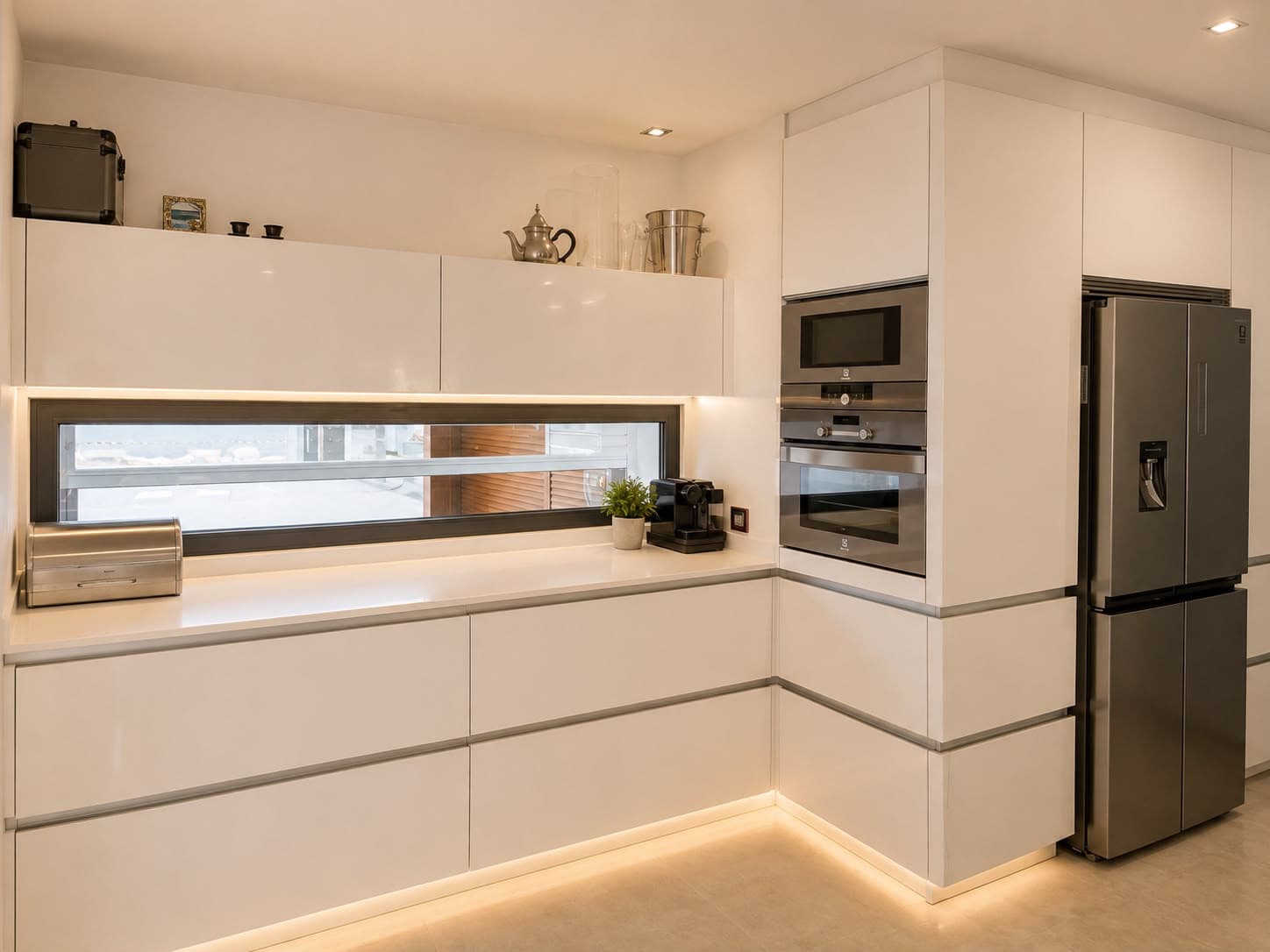 ELEGANT SEMI-DETACHED VILLA WITH PRIVATE POOL NEAR PUERTO BANÚS A newly renovated, contemporary semi-detached villa loca