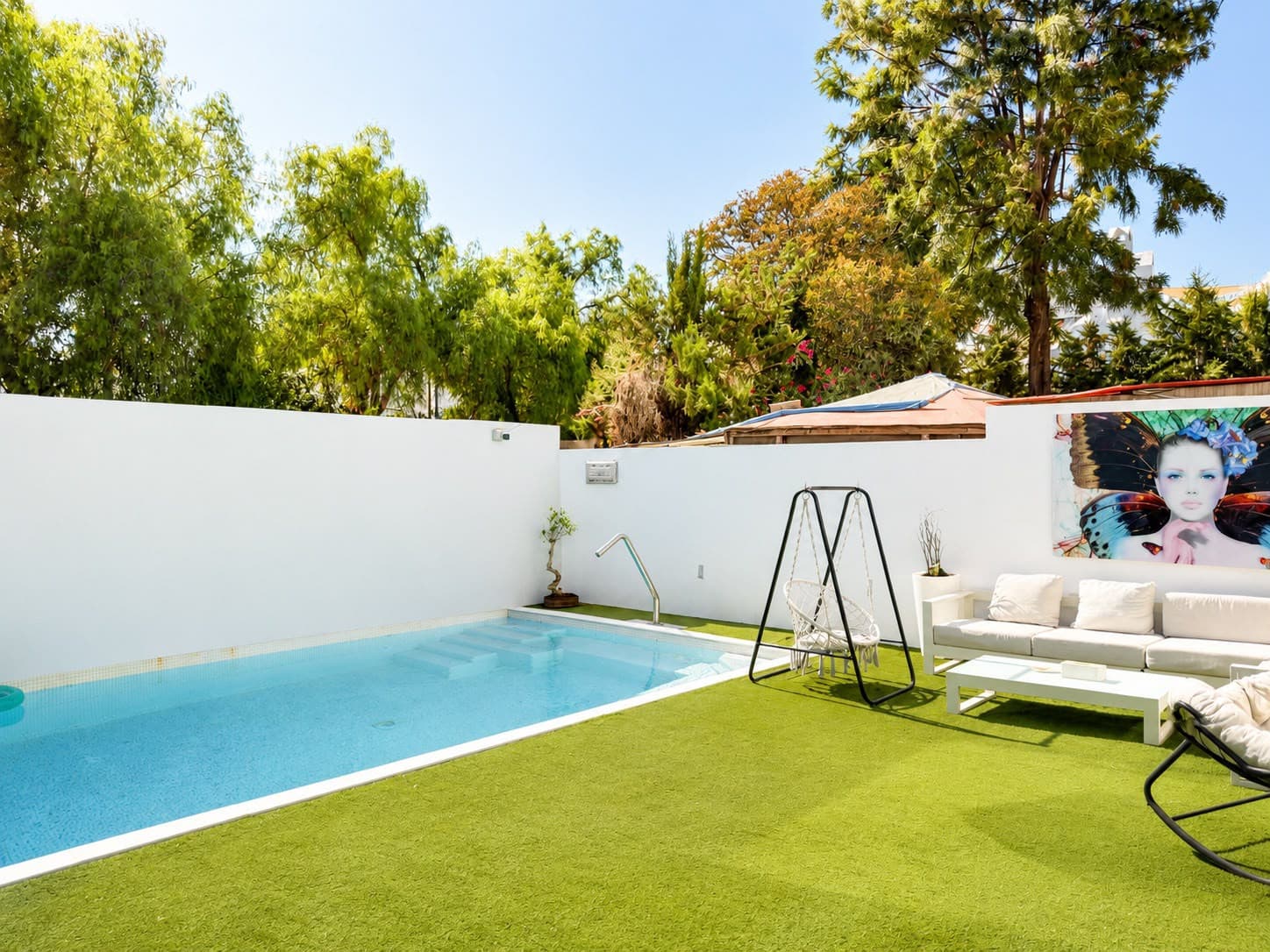 ELEGANT SEMI-DETACHED VILLA WITH PRIVATE POOL NEAR PUERTO BANÚS A newly renovated, contemporary semi-detached villa loca