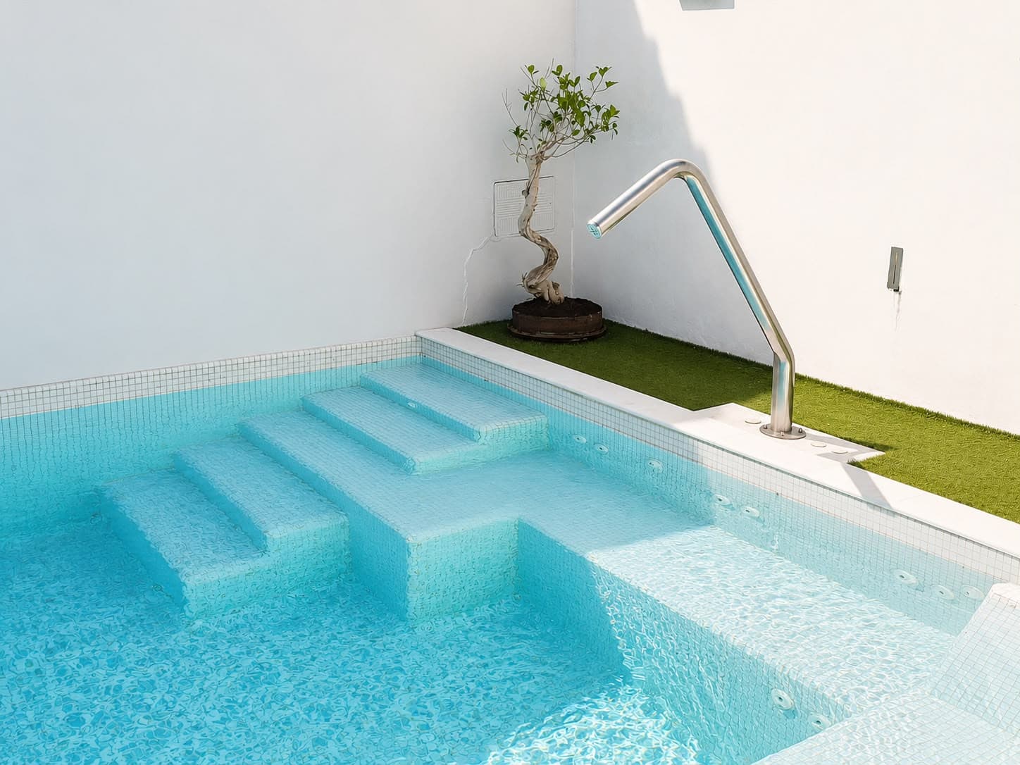 ELEGANT SEMI-DETACHED VILLA WITH PRIVATE POOL NEAR PUERTO BANÚS A newly renovated, contemporary semi-detached villa loca