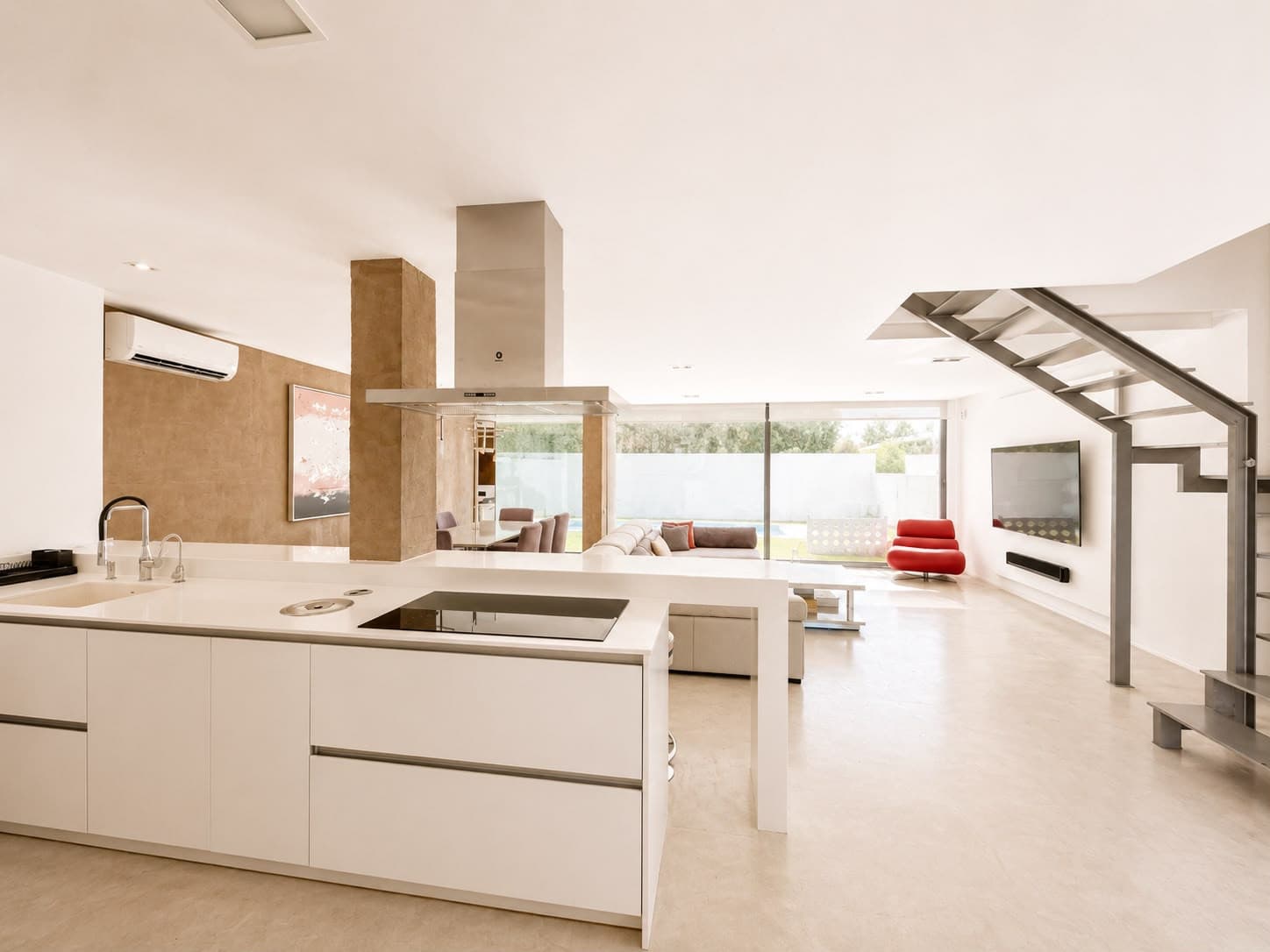 ELEGANT SEMI-DETACHED VILLA WITH PRIVATE POOL NEAR PUERTO BANÚS A newly renovated, contemporary semi-detached villa loca