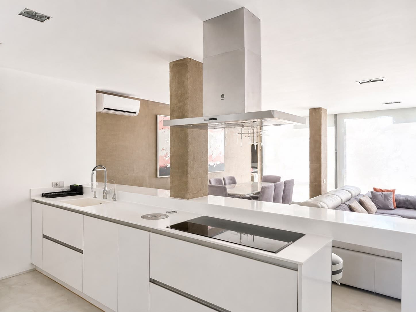 ELEGANT SEMI-DETACHED VILLA WITH PRIVATE POOL NEAR PUERTO BANÚS A newly renovated, contemporary semi-detached villa loca
