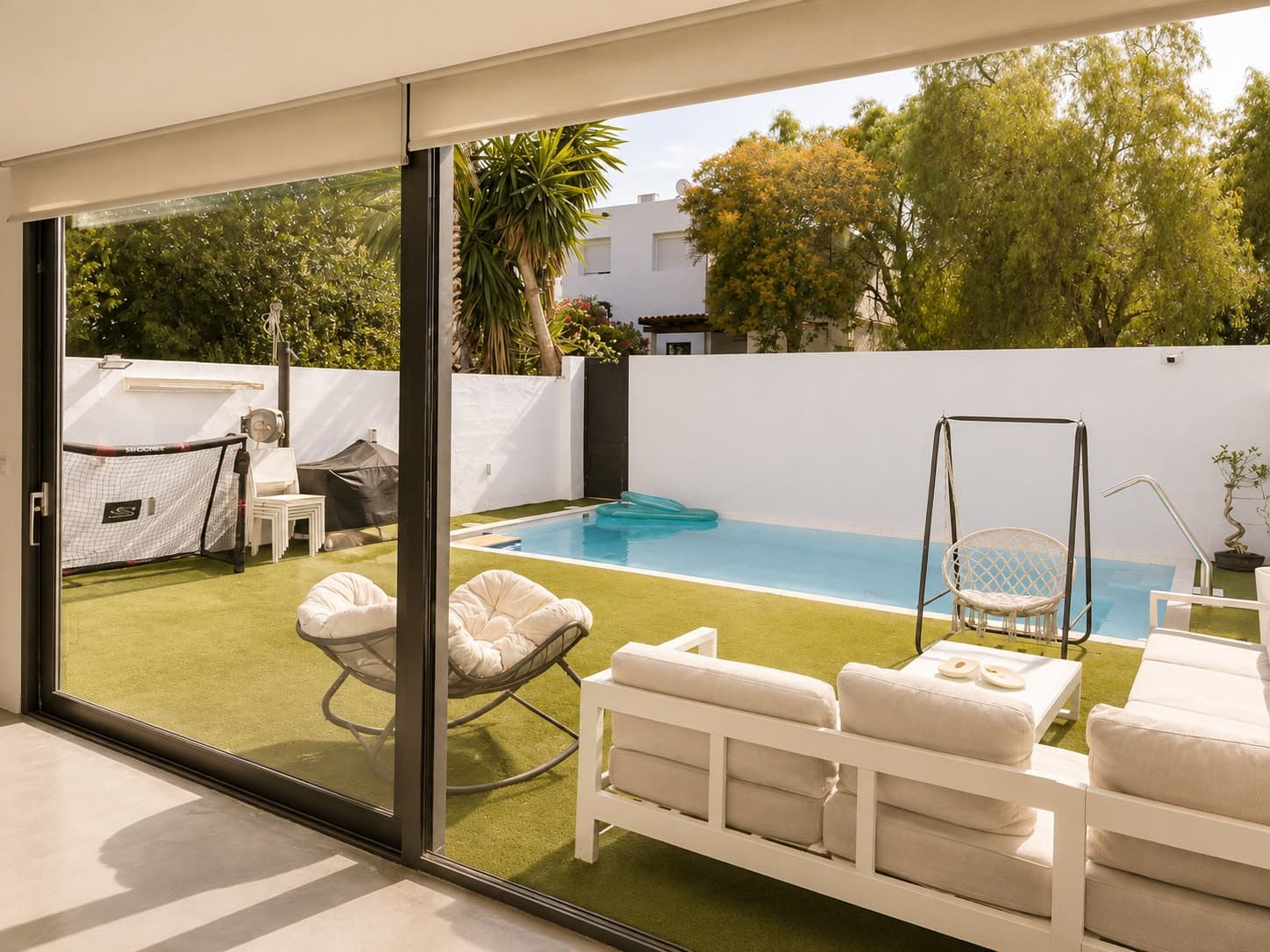 ELEGANT SEMI-DETACHED VILLA WITH PRIVATE POOL NEAR PUERTO BANÚS A newly renovated, contemporary semi-detached villa loca