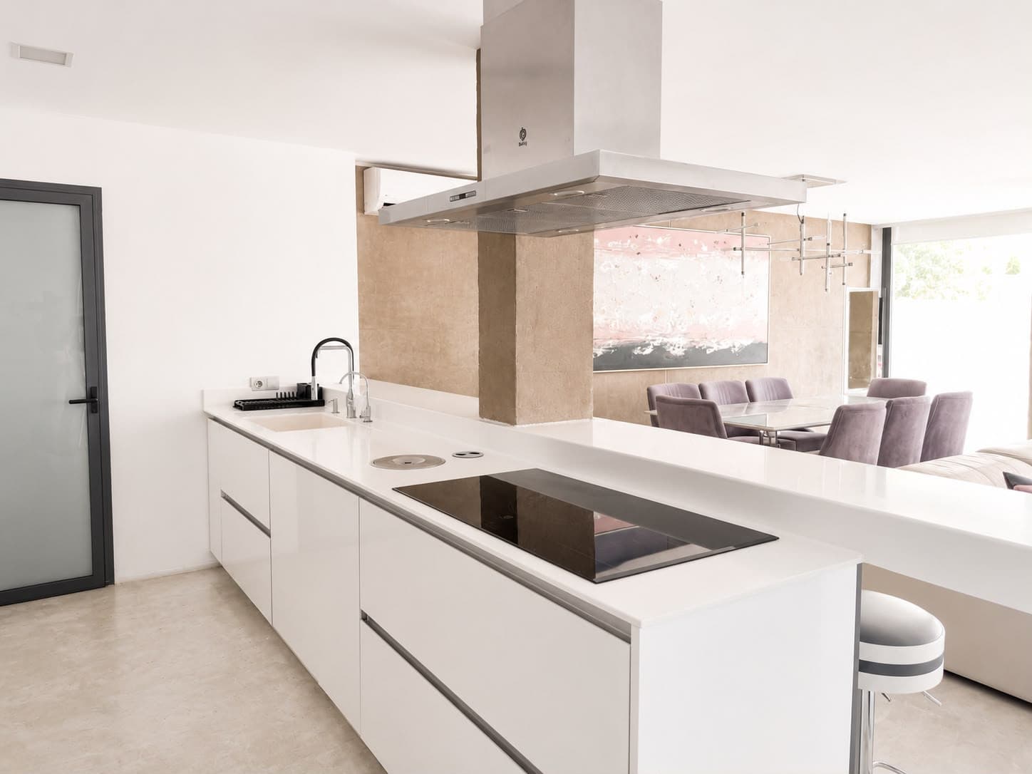ELEGANT SEMI-DETACHED VILLA WITH PRIVATE POOL NEAR PUERTO BANÚS A newly renovated, contemporary semi-detached villa loca