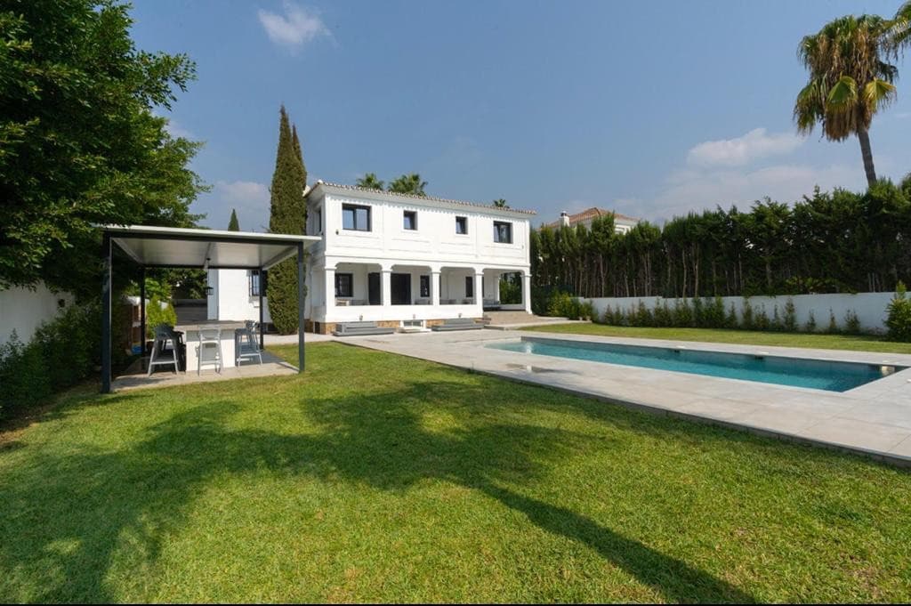 Located in one of the most exclusive residential areas of Nueva Andalucía, in a quiet and prestigious setting, this prop
