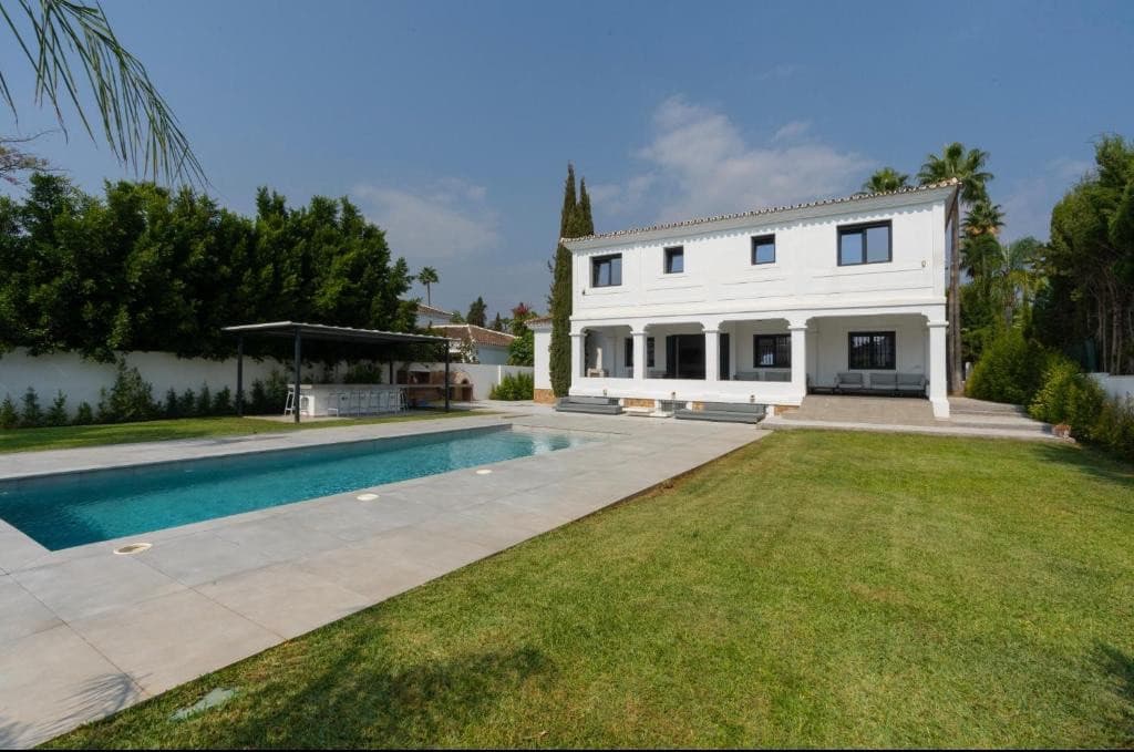 Located in one of the most exclusive residential areas of Nueva Andalucía, in a quiet and prestigious setting, this prop