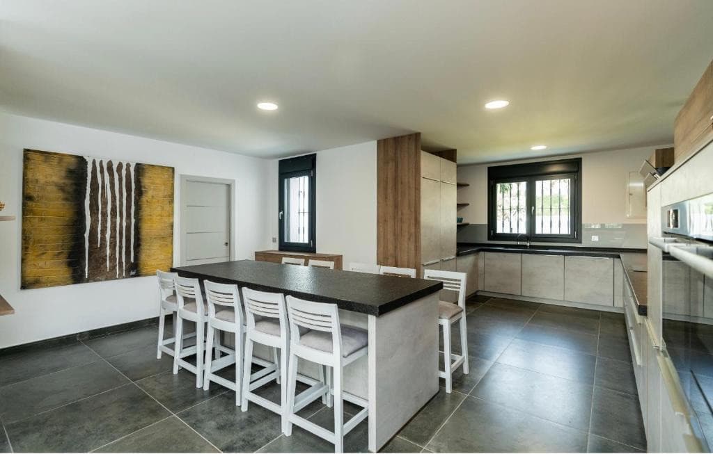 Located in one of the most exclusive residential areas of Nueva Andalucía, in a quiet and prestigious setting, this prop