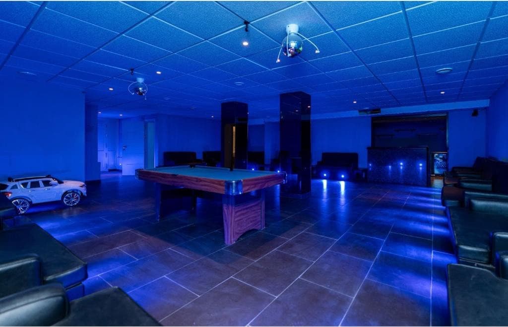 Located in one of the most exclusive residential areas of Nueva Andalucía, in a quiet and prestigious setting, this prop