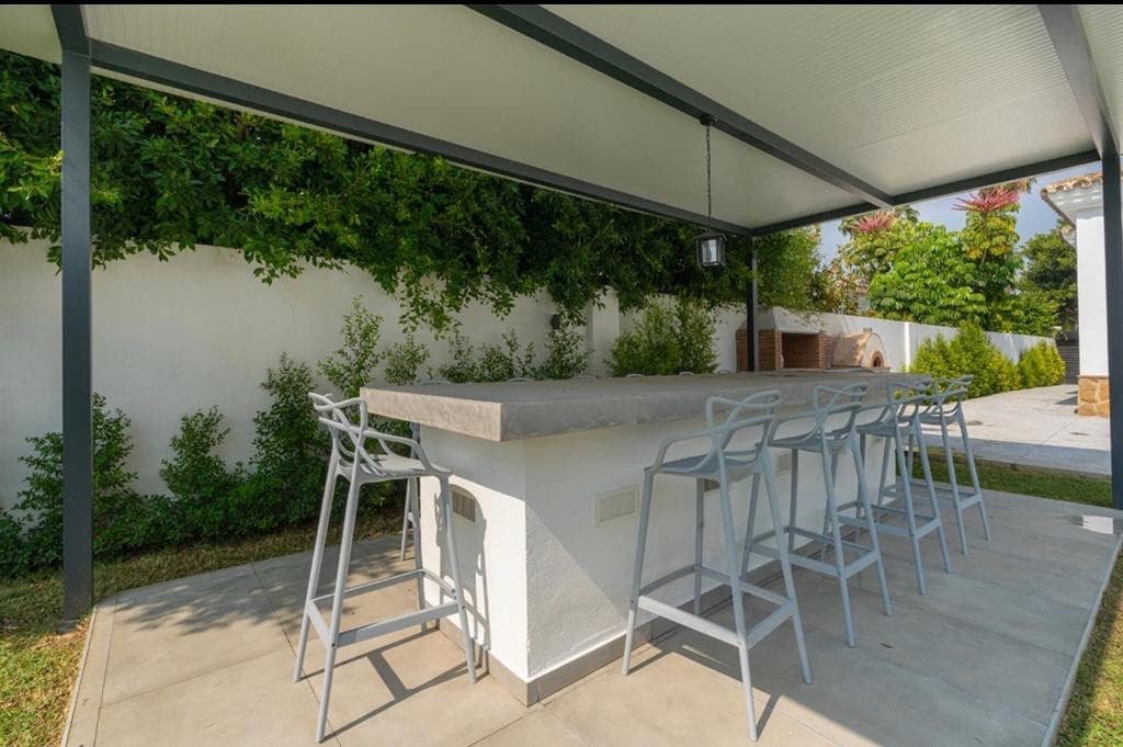 Located in one of the most exclusive residential areas of Nueva Andalucía, in a quiet and prestigious setting, this prop