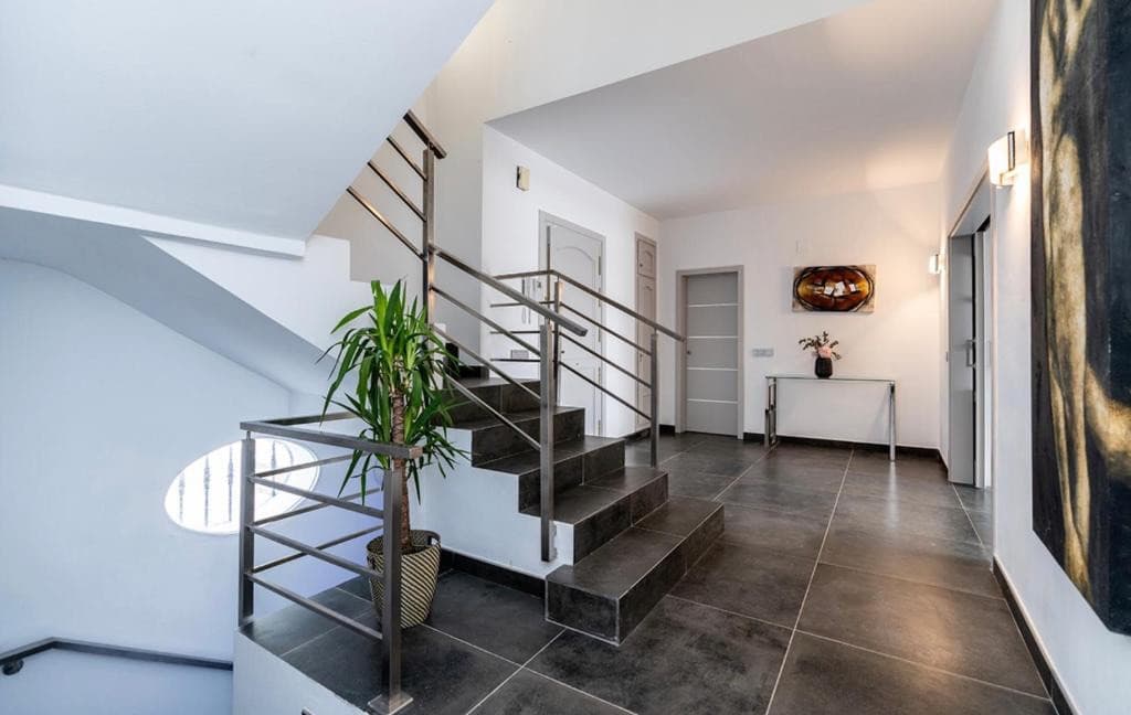 Located in one of the most exclusive residential areas of Nueva Andalucía, in a quiet and prestigious setting, this prop