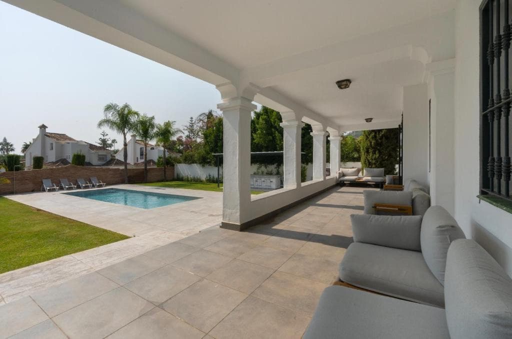 Located in one of the most exclusive residential areas of Nueva Andalucía, in a quiet and prestigious setting, this prop
