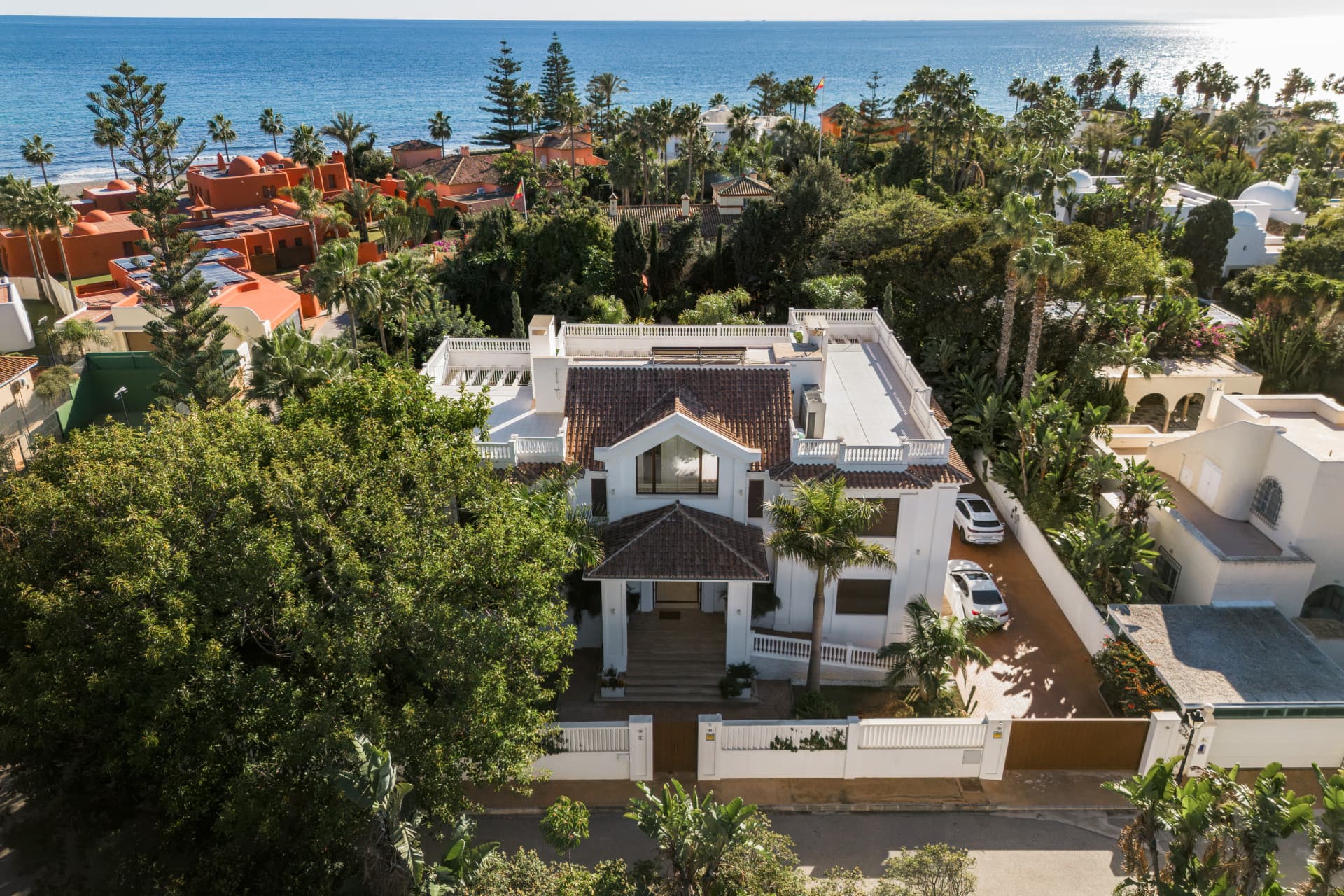 Esta espectacular villa de nueva construcción se encuentra a pocos metros de la playa y ofrece una combinación perfecta