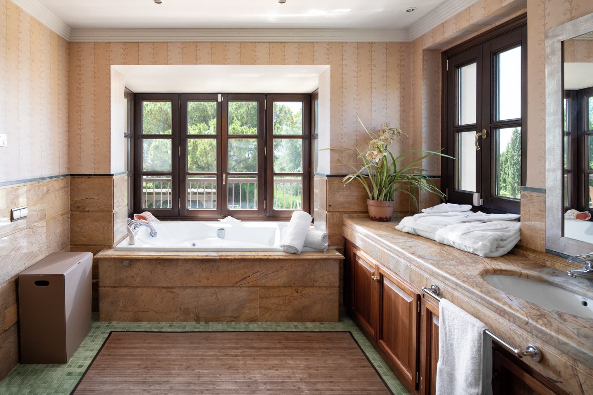 Elegant Traditional Andalusian Villa in Sierra Blanca Situated in the prestigious neighborhood of Sierra Blanca, nestled