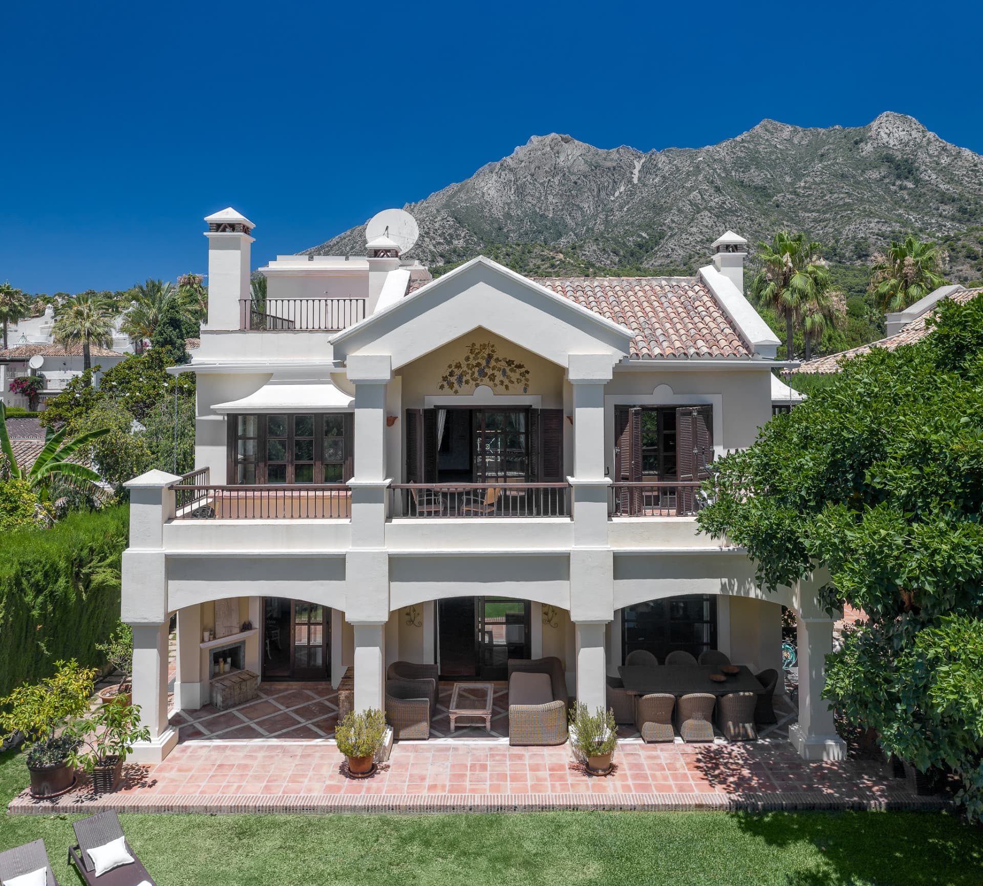 Elegant Traditional Andalusian Villa in Sierra Blanca Situated in the prestigious neighborhood of Sierra Blanca, nestled