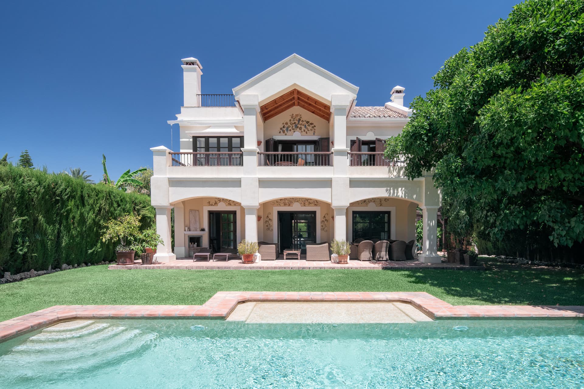 Elegant Traditional Andalusian Villa in Sierra Blanca Situated in the prestigious neighborhood of Sierra Blanca, nestled