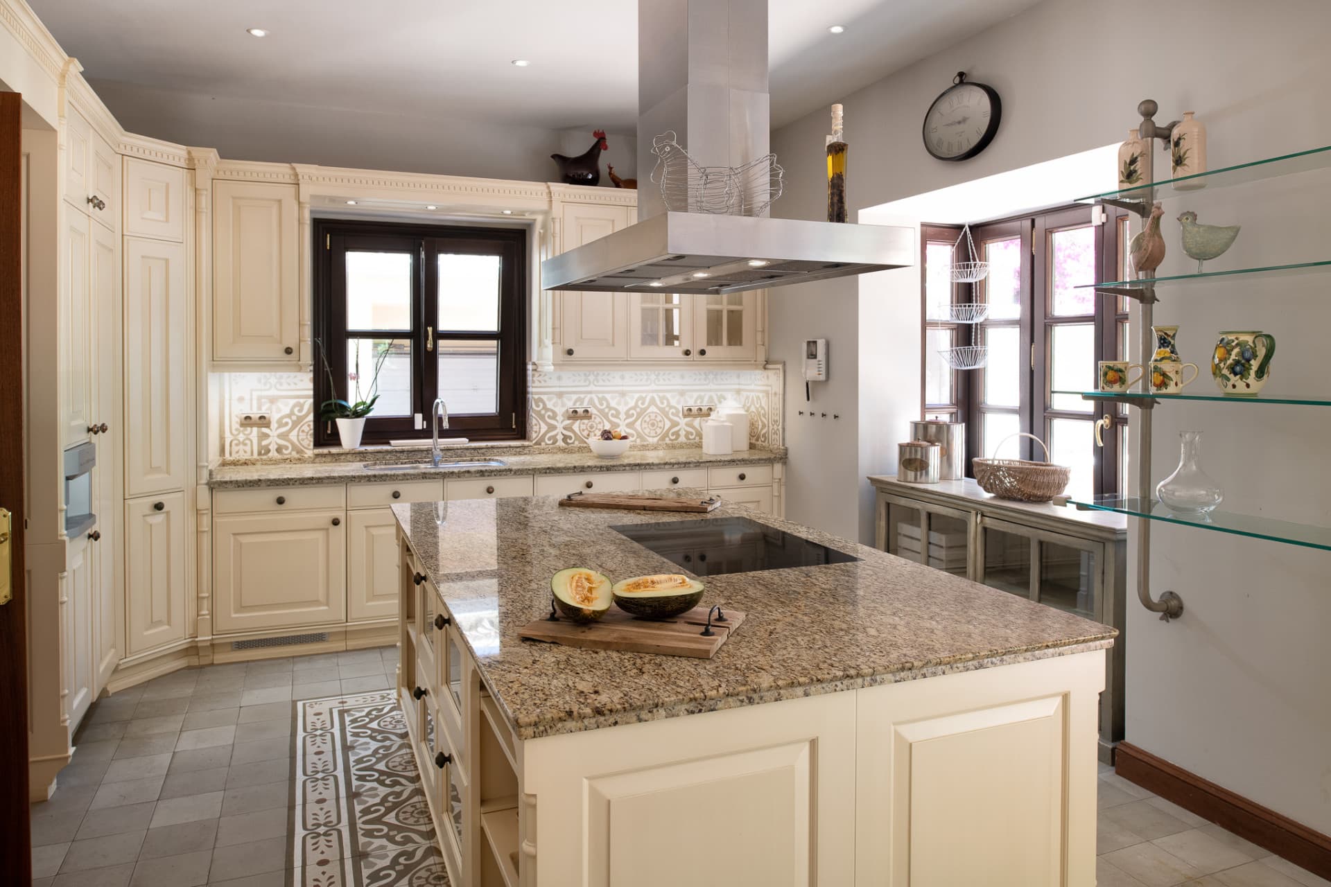 Elegant Traditional Andalusian Villa in Sierra Blanca Situated in the prestigious neighborhood of Sierra Blanca, nestled