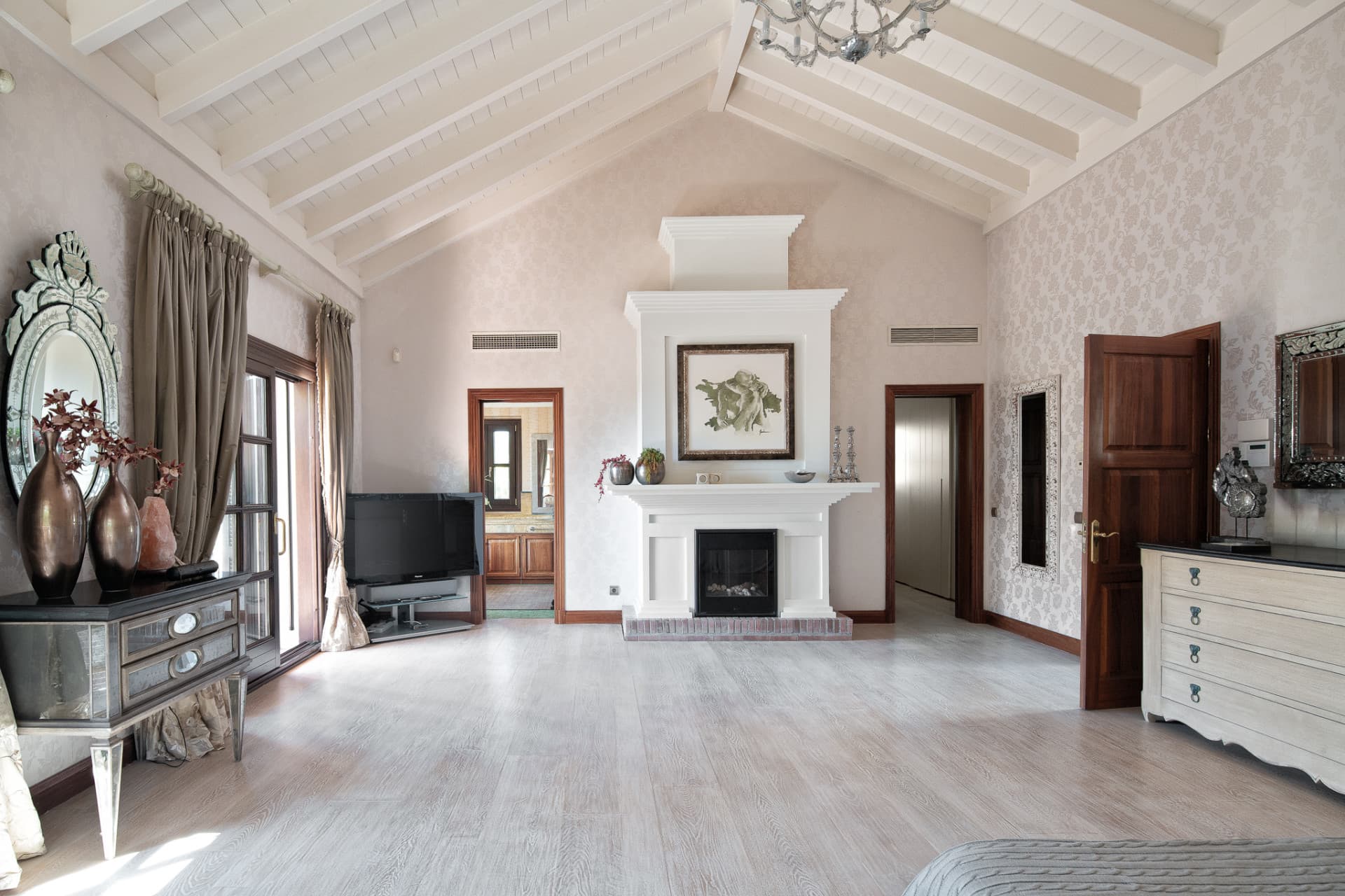 Elegant Traditional Andalusian Villa in Sierra Blanca Situated in the prestigious neighborhood of Sierra Blanca, nestled