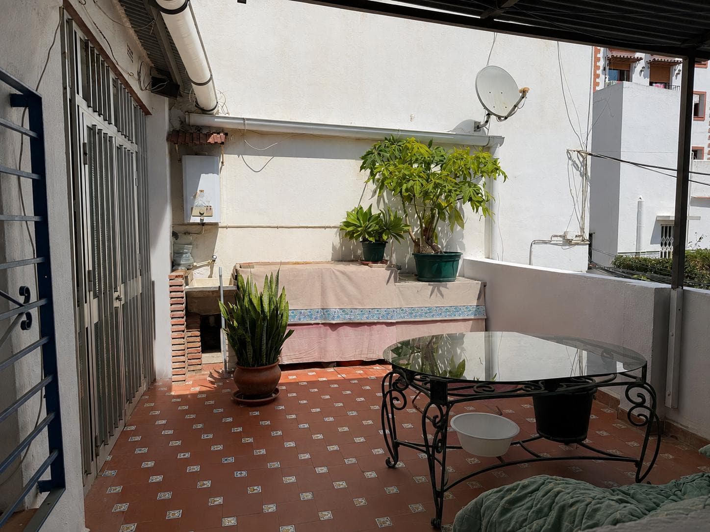 House with great potential in the center of Marbella It is currently divided into two apartments, ideal for rentals, and