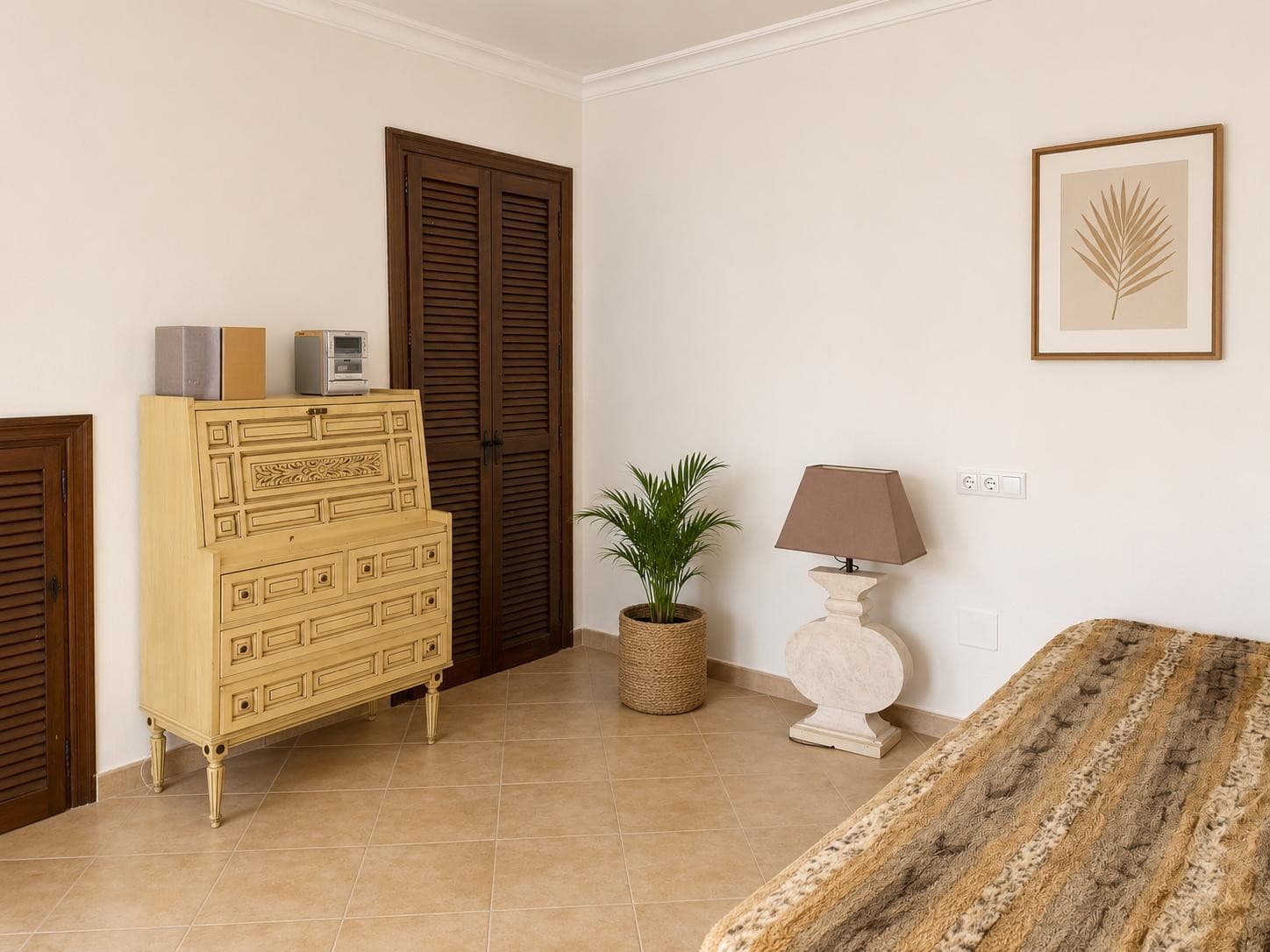 House with great potential in the center of Marbella It is currently divided into two apartments, ideal for rentals, and