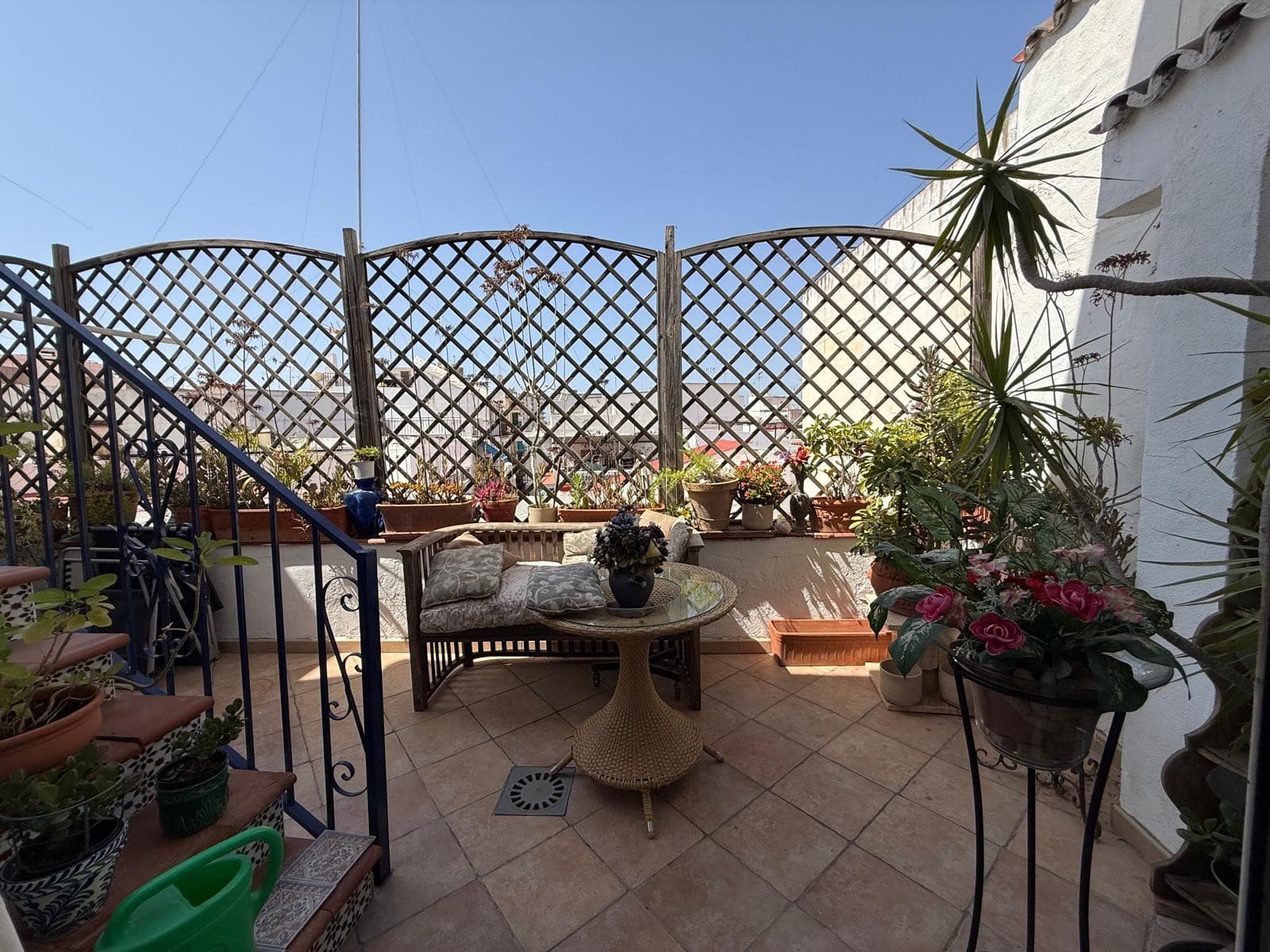 House with great potential in the center of Marbella It is currently divided into two apartments, ideal for rentals, and