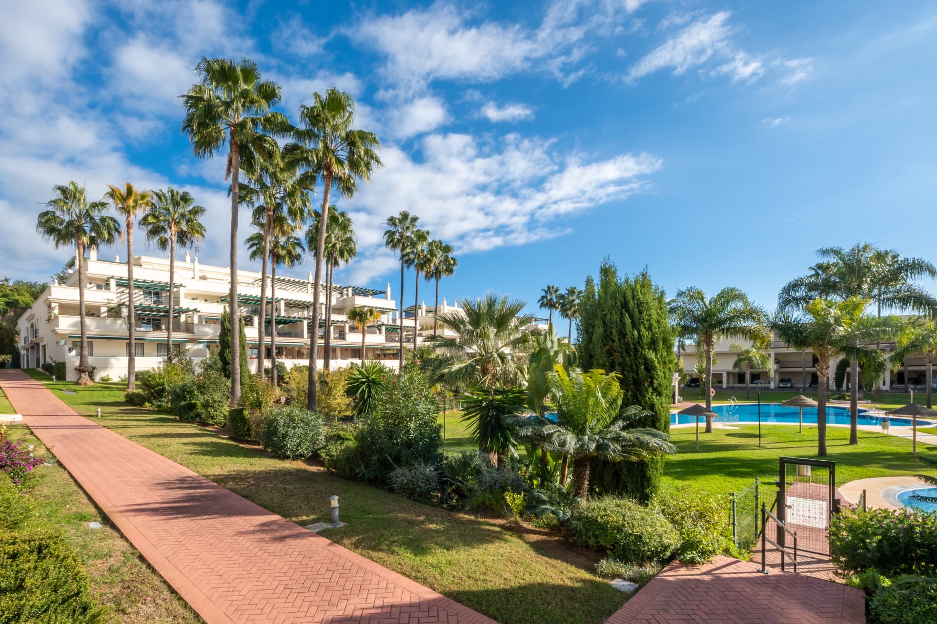 BEAUTIFULLY RENOVATED APARTMENT IN NUEVA ANDALUCÍA This stylishly renovated 2-bedroom, 2-bathroom apartment is located i