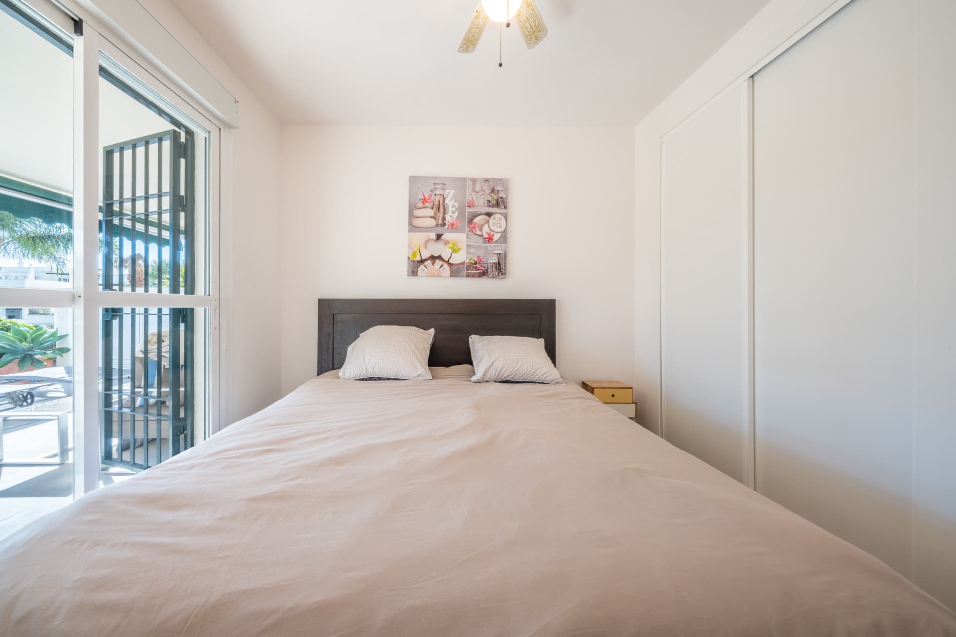 BEAUTIFULLY RENOVATED APARTMENT IN NUEVA ANDALUCÍA This stylishly renovated 2-bedroom, 2-bathroom apartment is located i