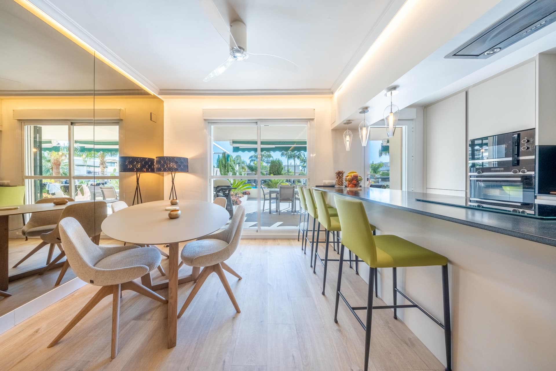BEAUTIFULLY RENOVATED APARTMENT IN NUEVA ANDALUCÍA This stylishly renovated 2-bedroom, 2-bathroom apartment is located i