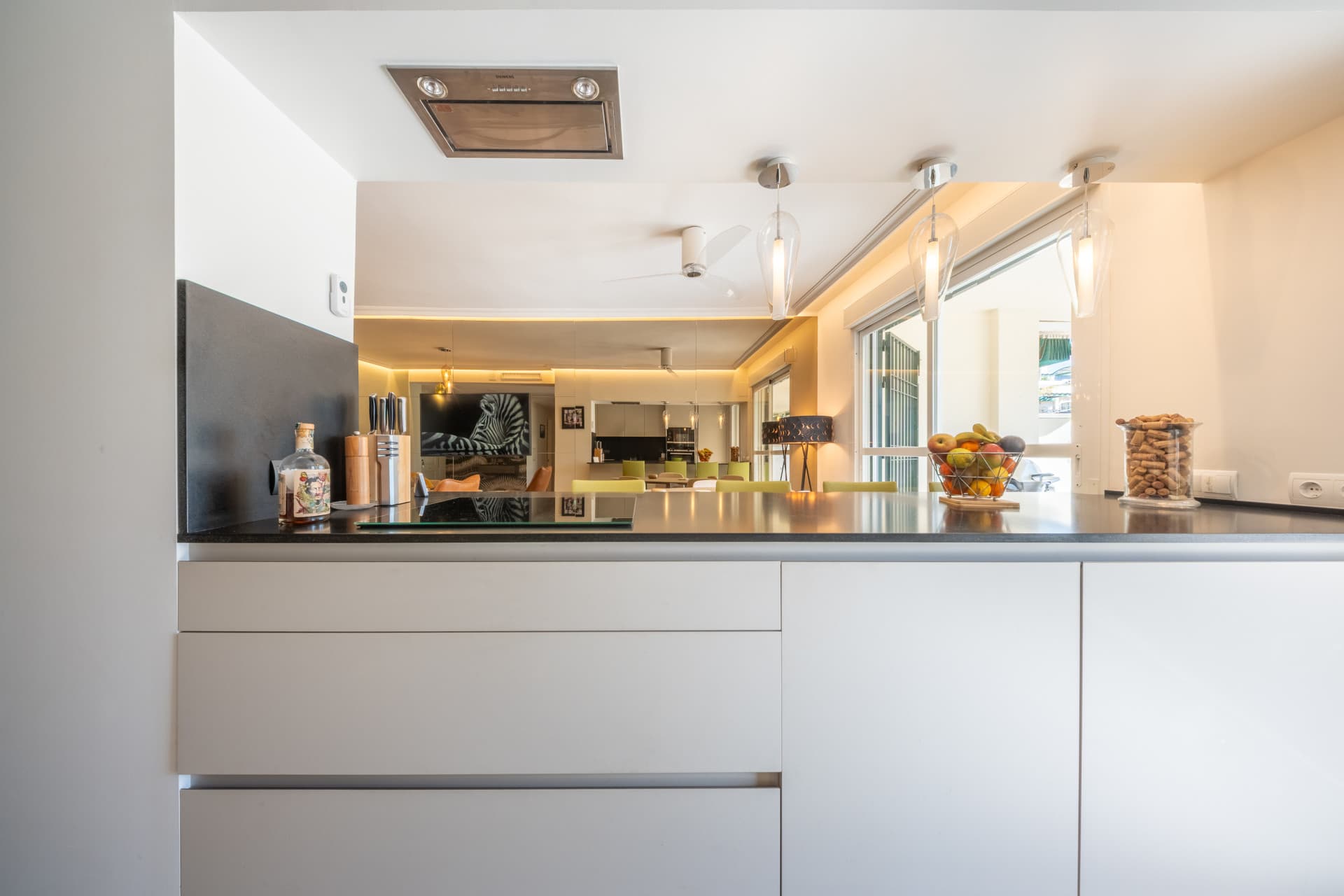 BEAUTIFULLY RENOVATED APARTMENT IN NUEVA ANDALUCÍA This stylishly renovated 2-bedroom, 2-bathroom apartment is located i