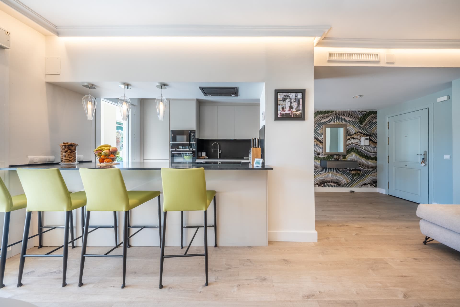 BEAUTIFULLY RENOVATED APARTMENT IN NUEVA ANDALUCÍA This stylishly renovated 2-bedroom, 2-bathroom apartment is located i