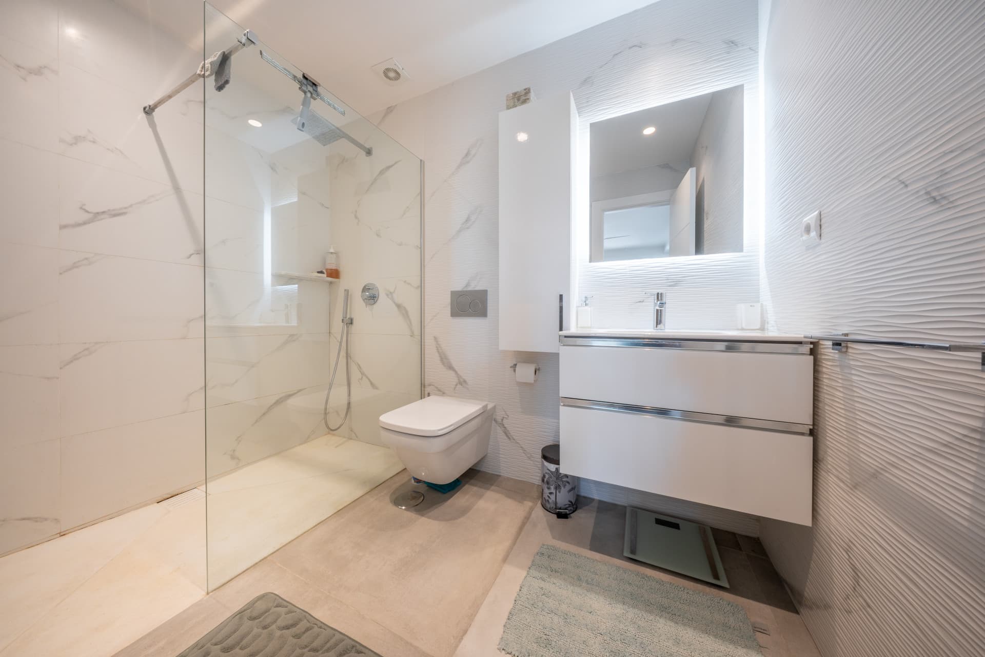 BEAUTIFULLY RENOVATED APARTMENT IN NUEVA ANDALUCÍA This stylishly renovated 2-bedroom, 2-bathroom apartment is located i