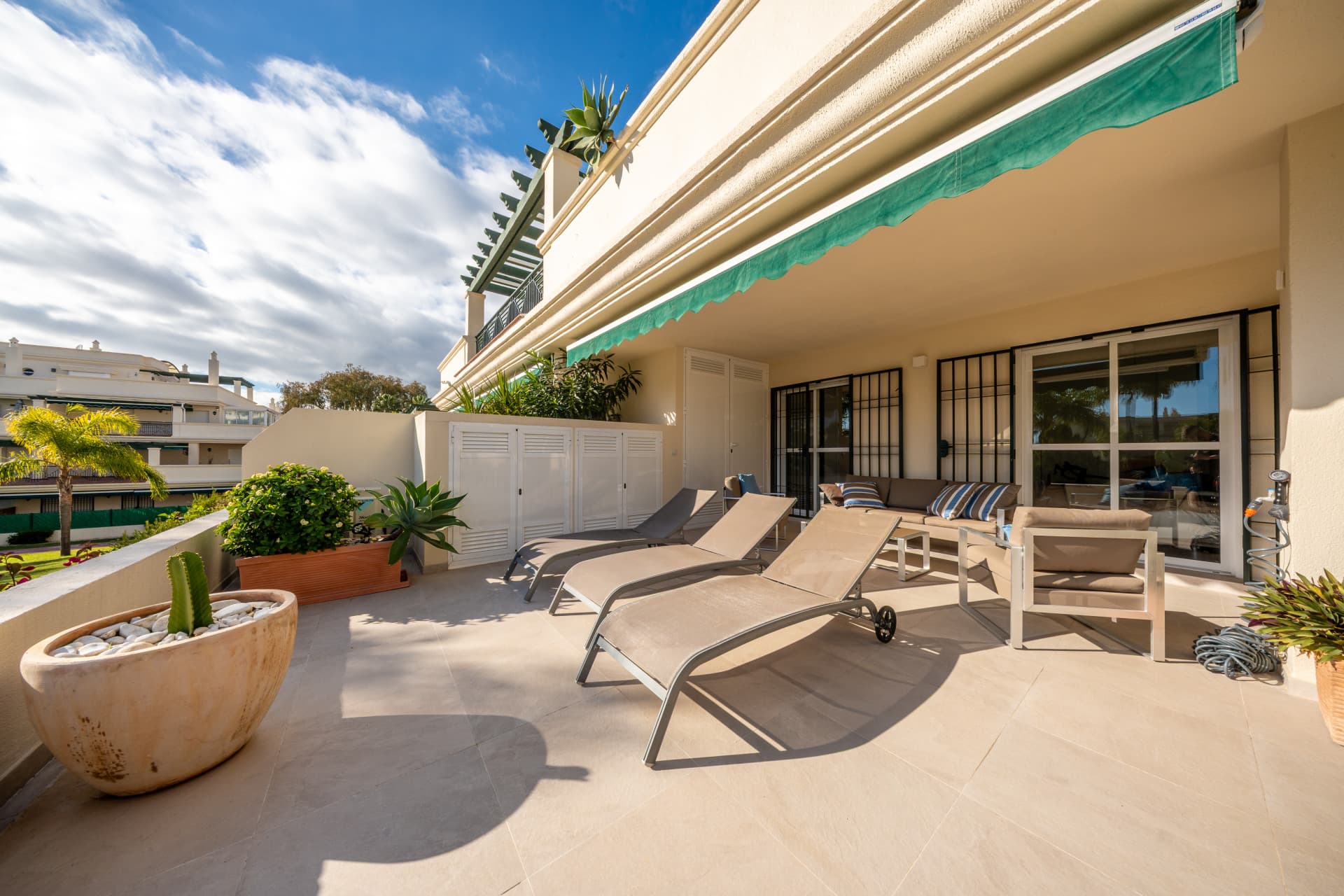 BEAUTIFULLY RENOVATED APARTMENT IN NUEVA ANDALUCÍA This stylishly renovated 2-bedroom, 2-bathroom apartment is located i