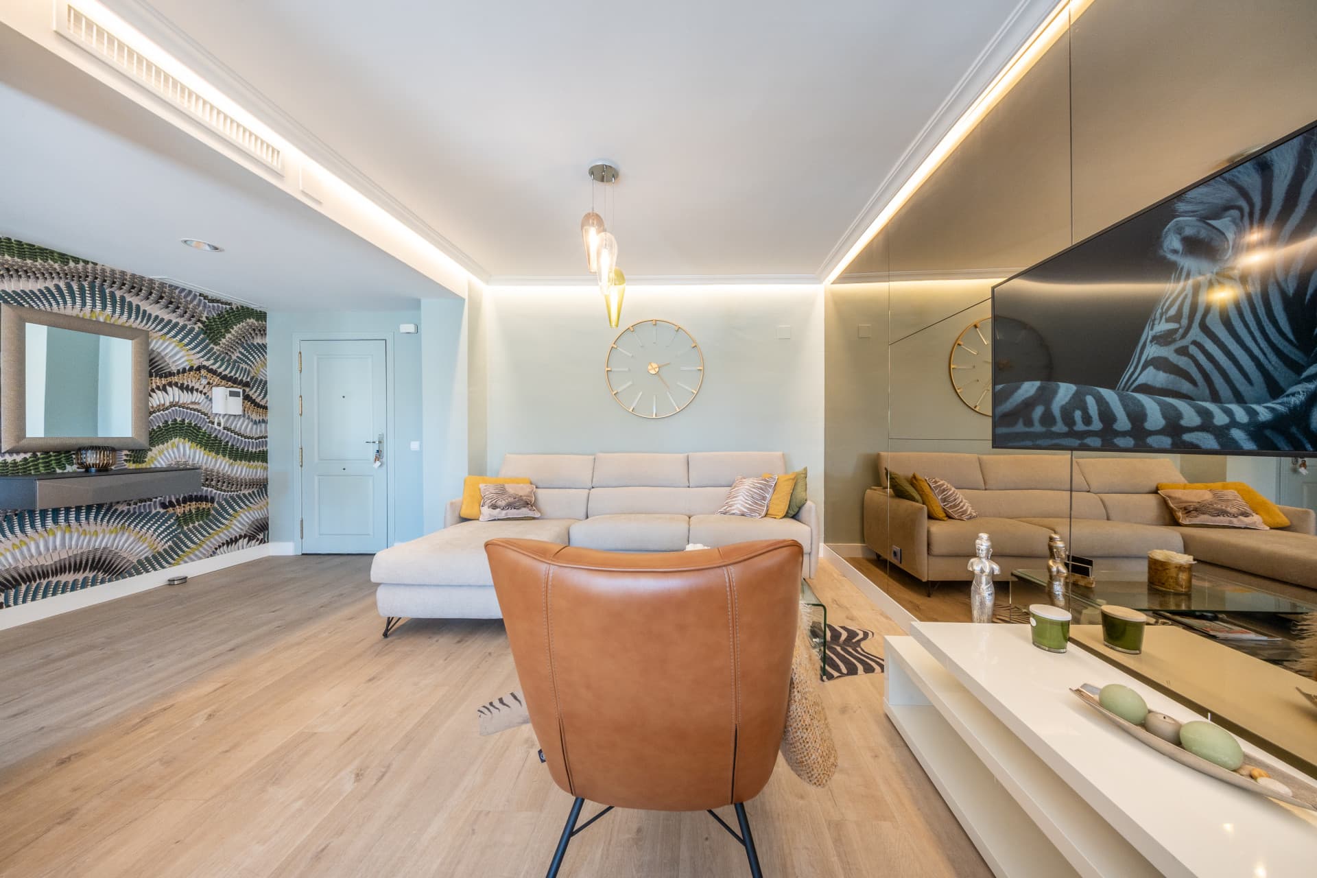 BEAUTIFULLY RENOVATED APARTMENT IN NUEVA ANDALUCÍA This stylishly renovated 2-bedroom, 2-bathroom apartment is located i