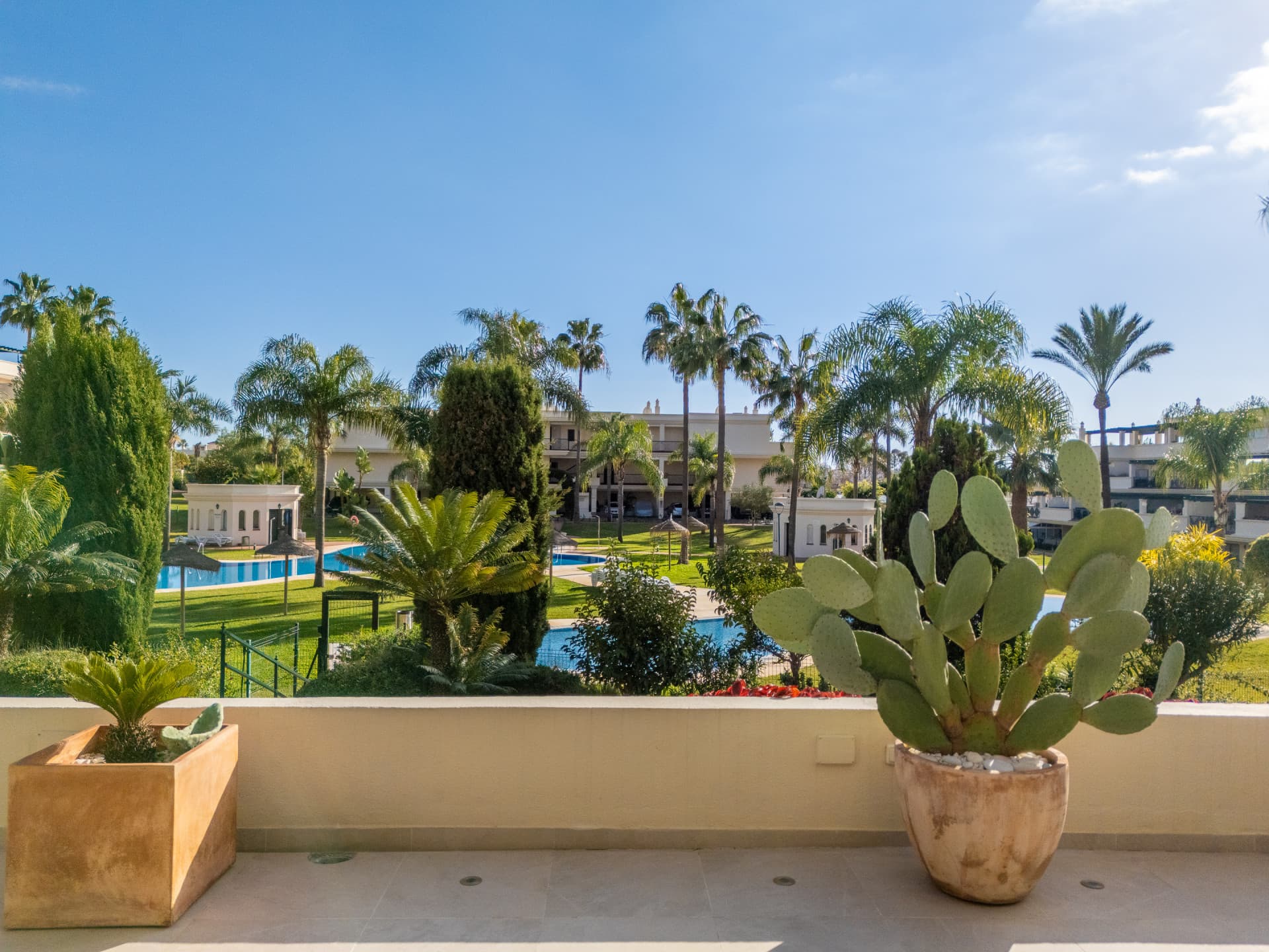 BEAUTIFULLY RENOVATED APARTMENT IN NUEVA ANDALUCÍA This stylishly renovated 2-bedroom, 2-bathroom apartment is located i