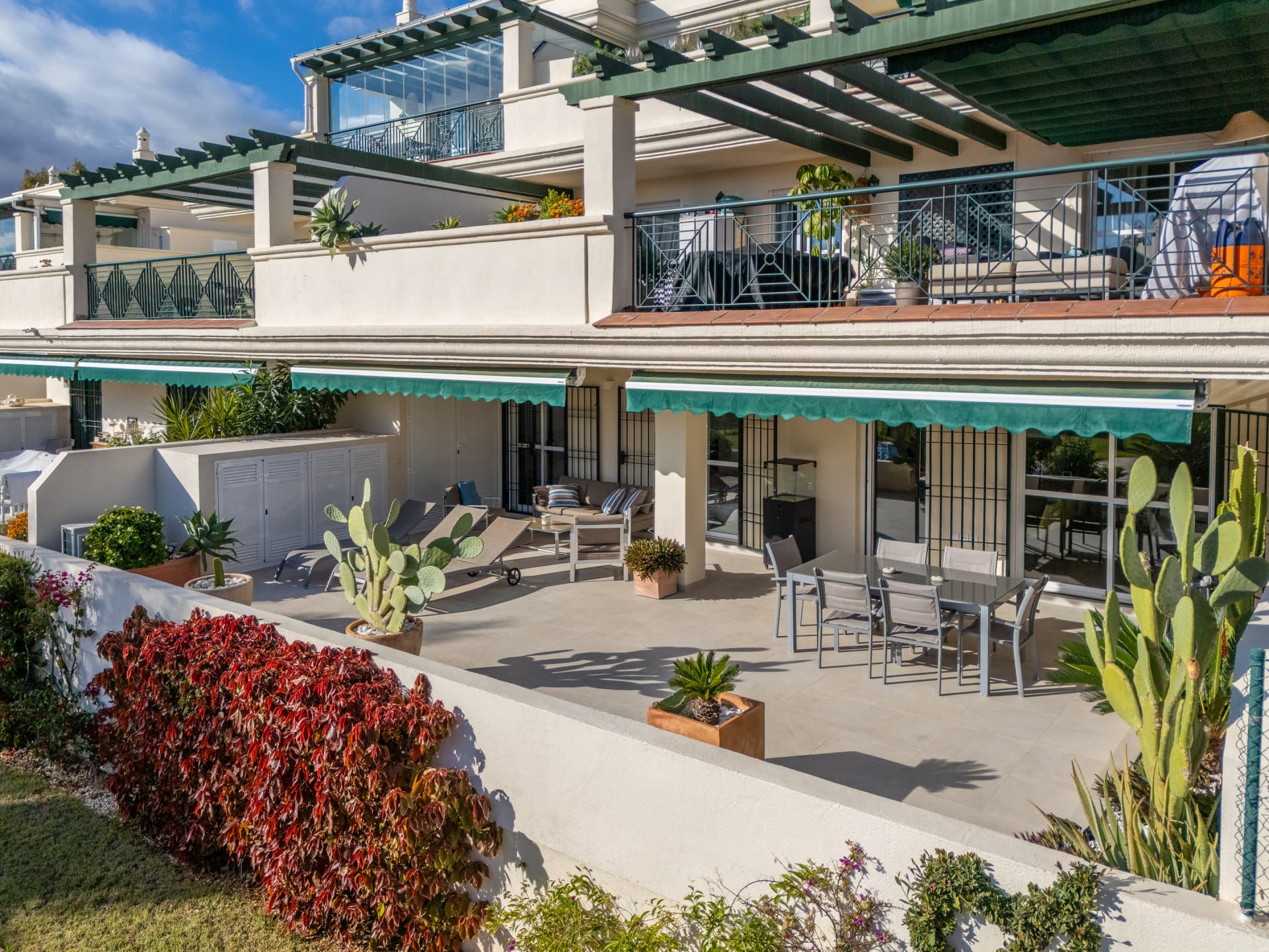 BEAUTIFULLY RENOVATED APARTMENT IN NUEVA ANDALUCÍA This stylishly renovated 2-bedroom, 2-bathroom apartment is located i