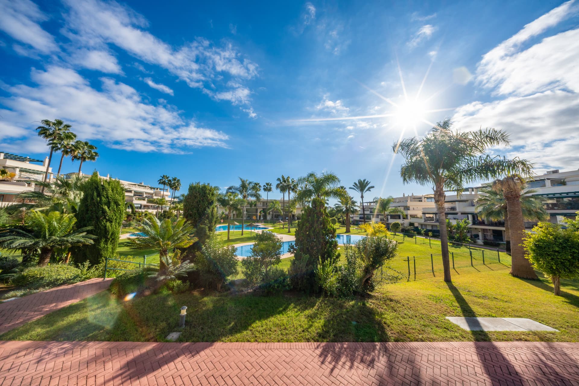 BEAUTIFULLY RENOVATED APARTMENT IN NUEVA ANDALUCÍA This stylishly renovated 2-bedroom, 2-bathroom apartment is located i