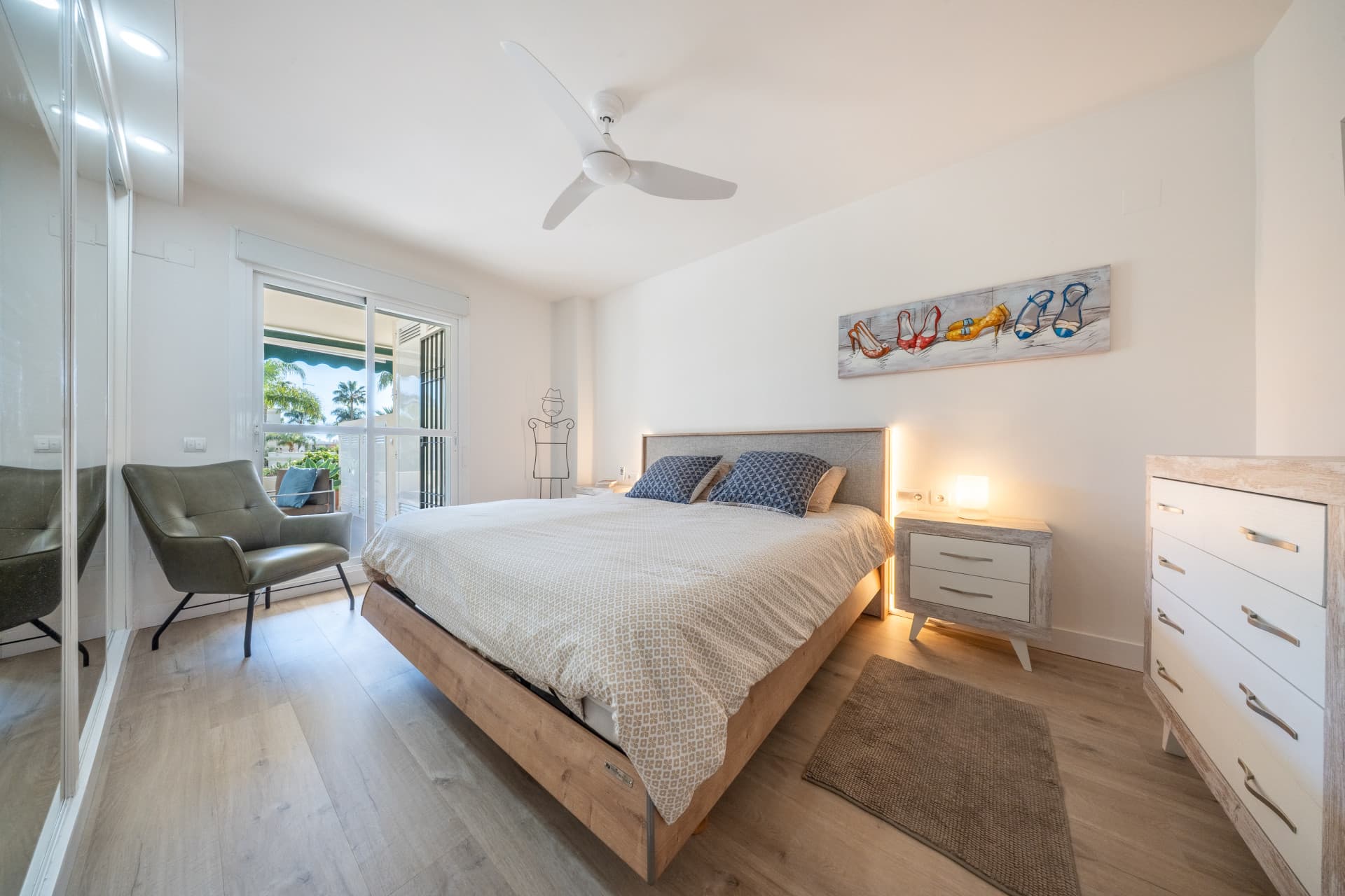 BEAUTIFULLY RENOVATED APARTMENT IN NUEVA ANDALUCÍA This stylishly renovated 2-bedroom, 2-bathroom apartment is located i
