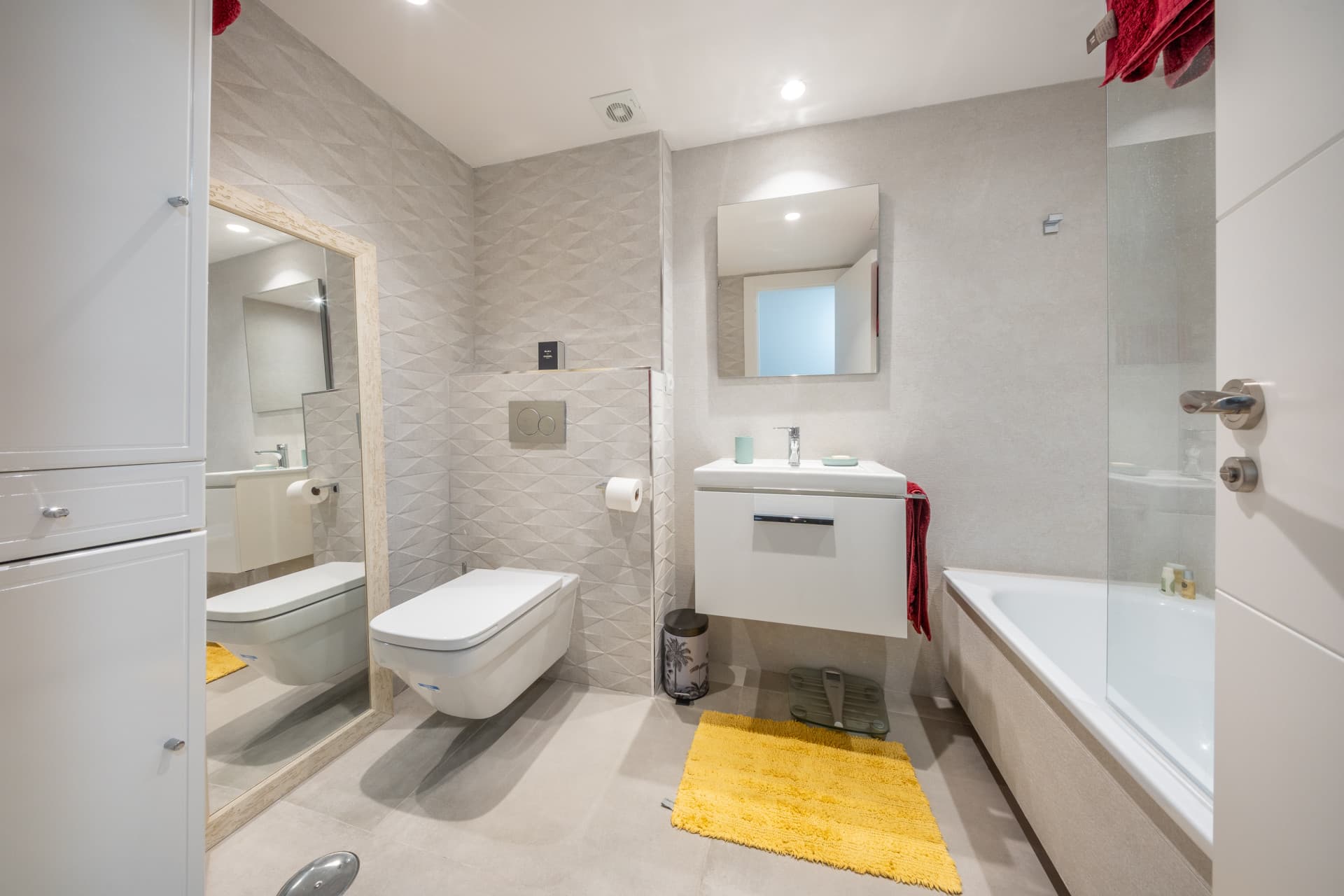 BEAUTIFULLY RENOVATED APARTMENT IN NUEVA ANDALUCÍA This stylishly renovated 2-bedroom, 2-bathroom apartment is located i