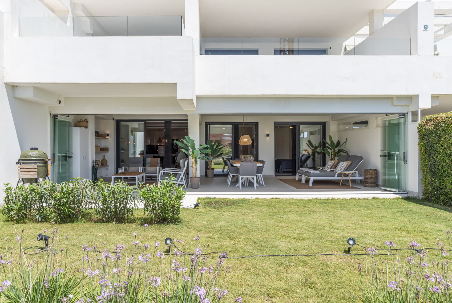 Ground floor apartment in Estepona Golf, Estepona West, with a private terrace, sea and mountain views, and a south-west