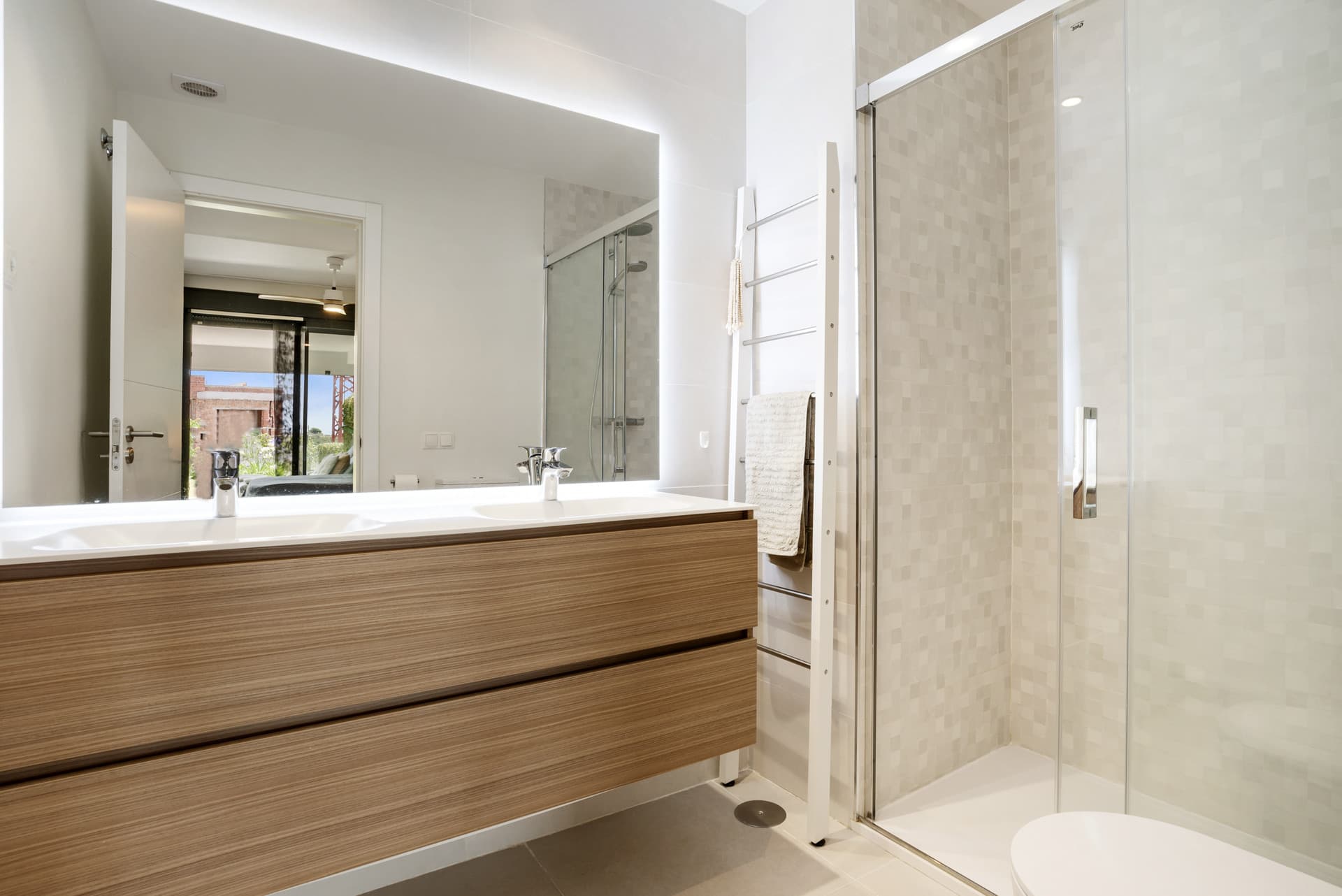 Ground floor apartment in Estepona Golf, Estepona West, with a private terrace, sea and mountain views, and a south-west