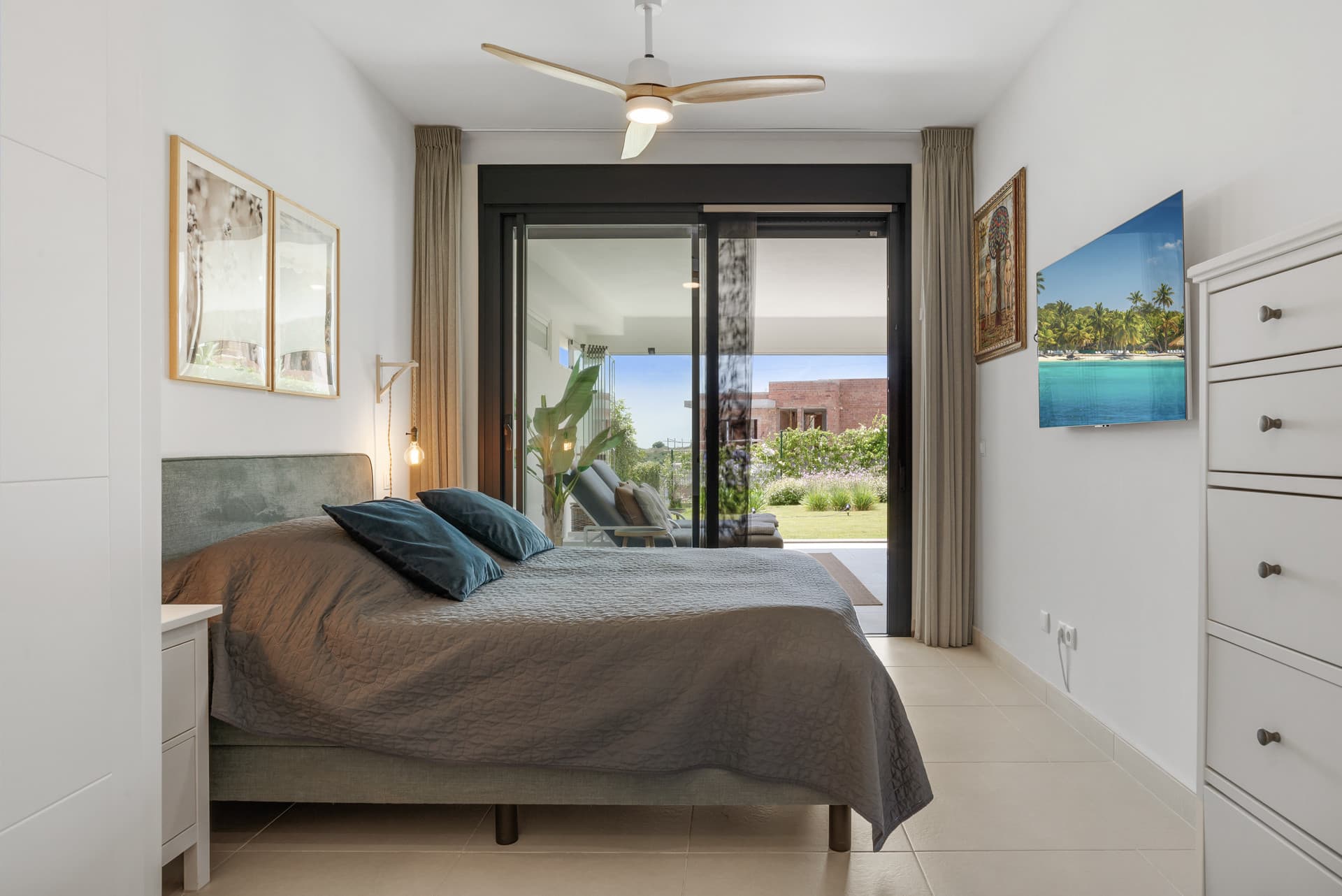 Ground floor apartment in Estepona Golf, Estepona West, with a private terrace, sea and mountain views, and a south-west