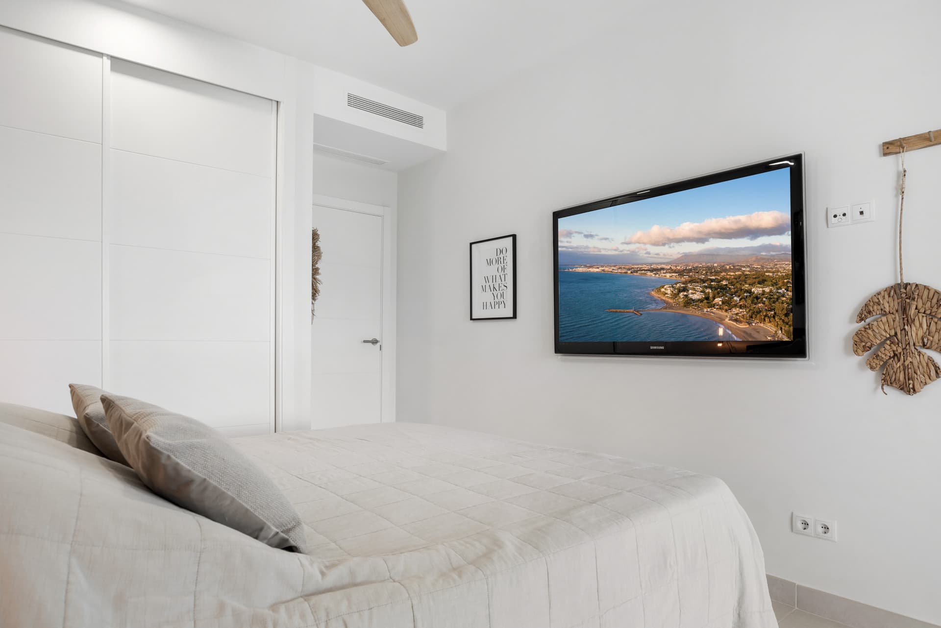 Ground floor apartment in Estepona Golf, Estepona West, with a private terrace, sea and mountain views, and a south-west