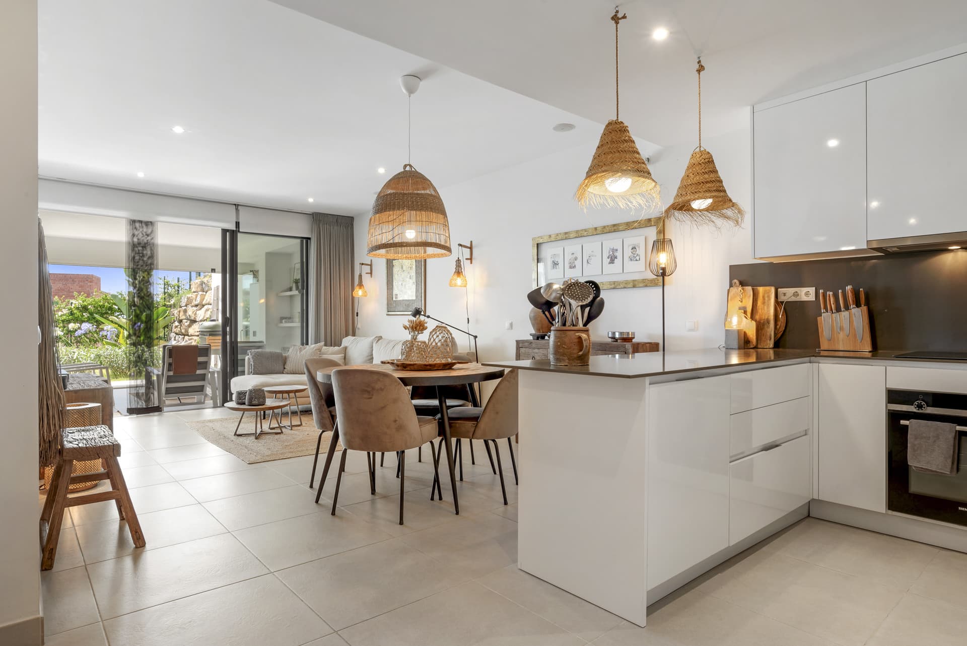 Ground floor apartment in Estepona Golf, Estepona West, with a private terrace, sea and mountain views, and a south-west