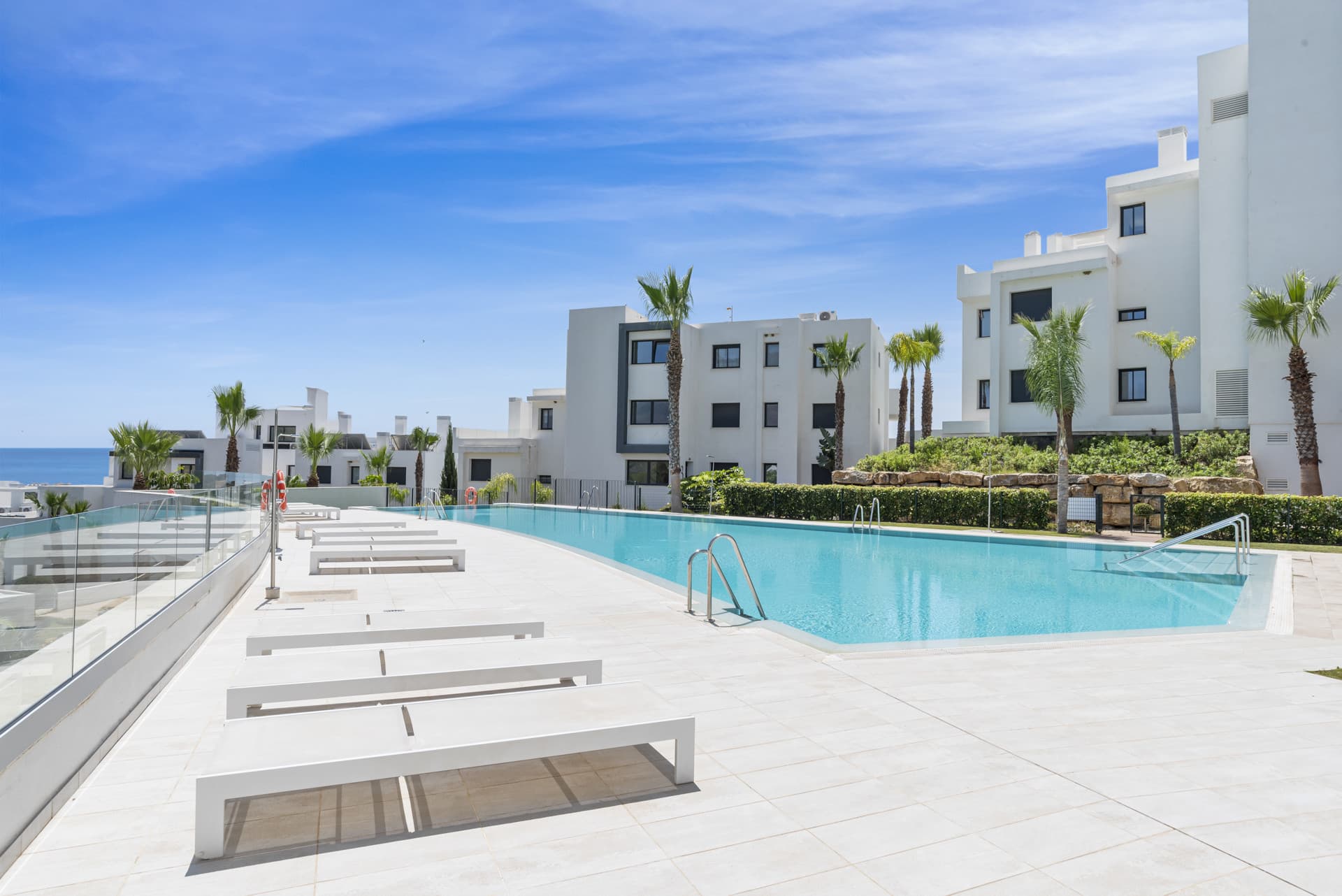 Ground floor apartment in Estepona Golf, Estepona West, with a private terrace, sea and mountain views, and a south-west