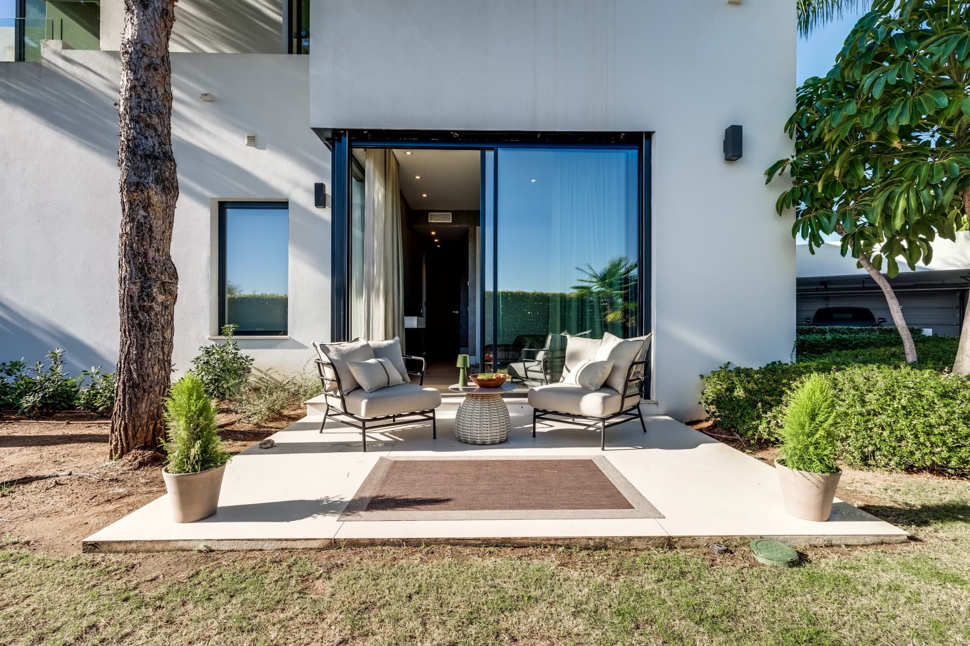 This exceptional villa is nestled within an exclusive gated community in Marbella’s prestigious Golden Mile