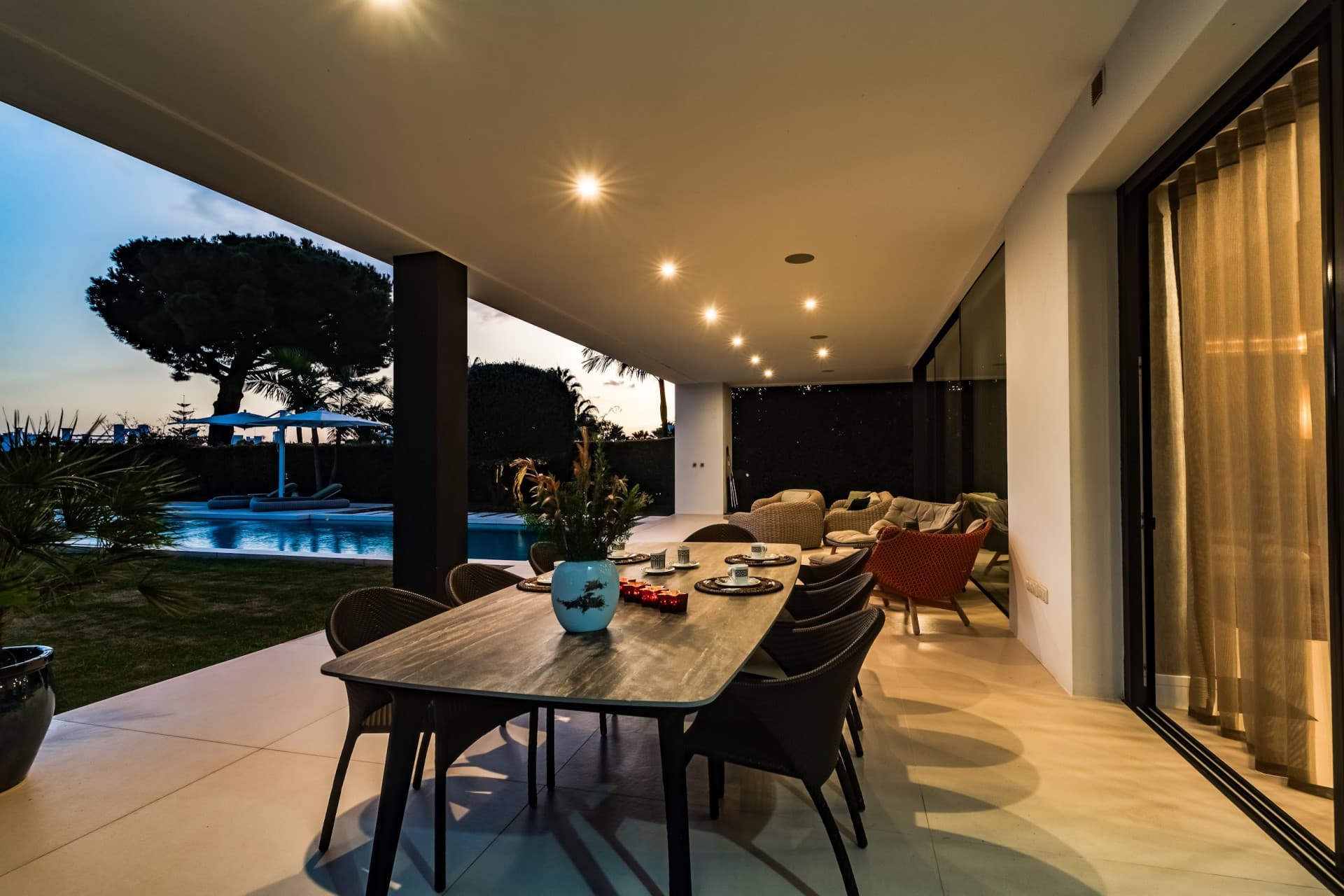 This exceptional villa is nestled within an exclusive gated community in Marbella’s prestigious Golden Mile