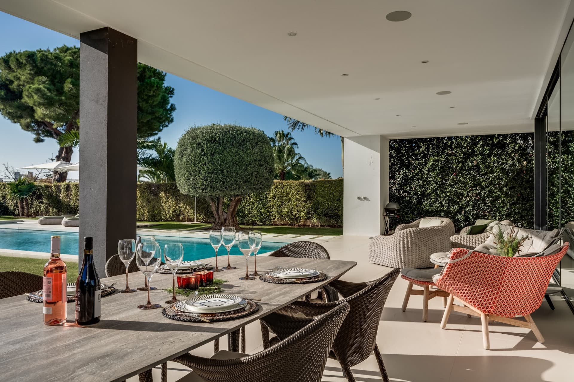 This exceptional villa is nestled within an exclusive gated community in Marbella’s prestigious Golden Mile
